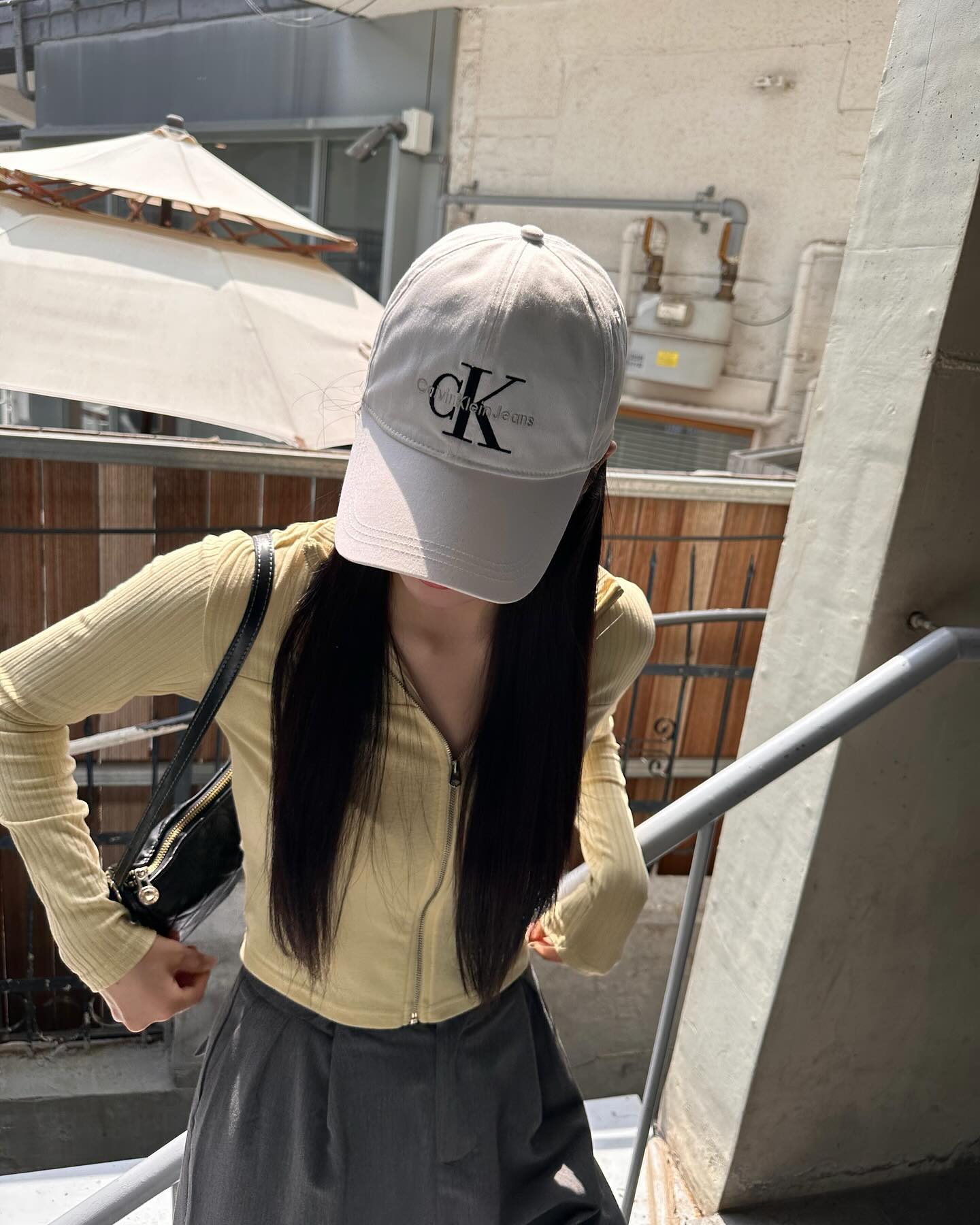 친오빠랑 점심먹으러 편하게 모자쓰고 나왔는데 줄서는 식당 촬영한다고 진짜 2시간동안 줄 섰다는 이야기😂 (그래두 기다리는동안 나 모르게 사진찍어줬는데 잘나와서 그걸로 만족!!!)

편한데 예쁘기까지 한 크롭 집업은 rennesmia.official 💛