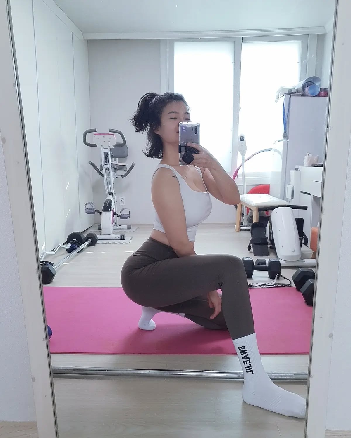 .
✅️24년 1월 30일 운동일지
근력 40분, 유산소 40분
janiskim46 언니네 쇠질양말신고 열운완료!
쇠질양말신고 운동하니 집에서도 간지나게 운동했네요
테니스랑 등산같은 발을 많이 쓰는 운동을 좋아해서
발바닥이 도톰한 양말 옴총 좋아하는데
브랜드 양말도 바닥이 시원찮고 그런데
효정언니 쇠질양말은 참 맘에듭니다👍🏻
오늘 신어보고는 질이 너무 좋아서
집에서 신기 아까워 좀 아껴뒀다가 헬스장갈때 신으려구용 키키
내돈내산이지만 강추!
수술후 요양중이시라 잠시 닫아놓으셨대요
3월에 다시 공구하신대요 
직접만드신거라 정성이 느껴지는 양말이네요🥰
구매는 요기👉janiskim46 놀러가심됩니다
놀러가시묜 굉장히 멋진 언니가 뙇 기다리고 계실꺼임😉
.
#내돈내산 #쇠질양말 #홈트 #홈트ootd #ootd #운동복 #양말 #홈트레이닝 #쇠질 #몸매 #몸매스타그램 #헬스타그램
