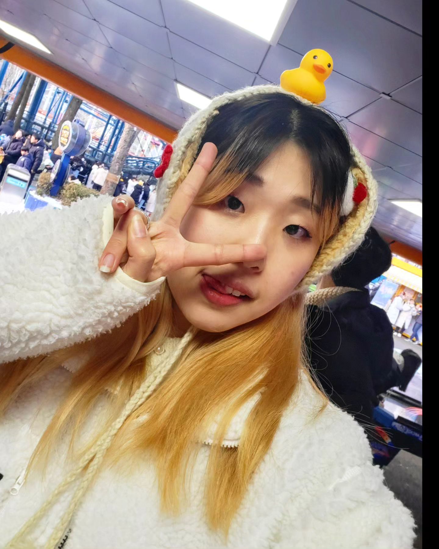 머리 탈색n회차 탈색러의 탈색약 강추

오랜만에 기분전환 성공 ♡

#광고 국민탈색약으로 유명한 #이지엔 에서 리뉴얼된
#슈퍼리치크림블랙빼기 로 #탈색 해보기
리뉴얼된 슈퍼리치크림 #블랙빼기
1. 용량이 무려  150% 나 업그레이드 됬어요!!🆙️🆙️
> 기존 용량은 적어서 진짜 한 매장에서 잔뜩 구매했었는데
이제는 그러지 않아도 되요😁😁
2. 높은 탈색력
> 진짜 제가 사용해본 탈색약중에서는 갑입니다👍👍
3. 손상적은 탈색 가능
> 4가지 리치 오일을 함유해서 손상 적게 탈색이 됩니다☺️
4.닥터본드 헤어키트 증정
> 잠깐만 하는 이벤트 아니구요!!🙅‍♂️🙅‍♂️
헤어키트로 오일+보색샴푸가 같이 들어있어요
어느 탈색약에서 보색샴푸를 같이 주냐!! 이마리에요!!!😲
딱 탈색하고 옐로우끼 아웃으로 보색샴푸까지 딱 마무리하면
아주 기똥찬 탈색 성공!!🌟

#셀스타그램 #likesforlike #일탈 #인스타그램 #daily #dailylook #instagram #like #좋아요 #소통#일상사진 #97 #셀카 #f #소통해요  #life #직장인 #사진스타그램 #맞선팔좋아요 #셀피 #데일리 #이지엔체험단
 #reelsinstagram #reels #염색