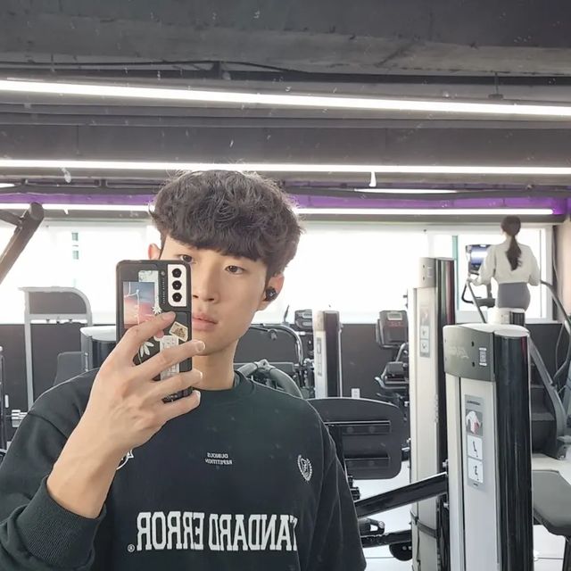 봉관 on Instagram: "#협찬 #맨투맨 오늘은 맨투맨입고 오운완🤭 등day~ ✅️ 패션브랜드 스탠다드에러 전면로고 프린팅이 포인트인 오버핏맨투맨 운동할때도 입을수있고 데일리룩으로도 👍