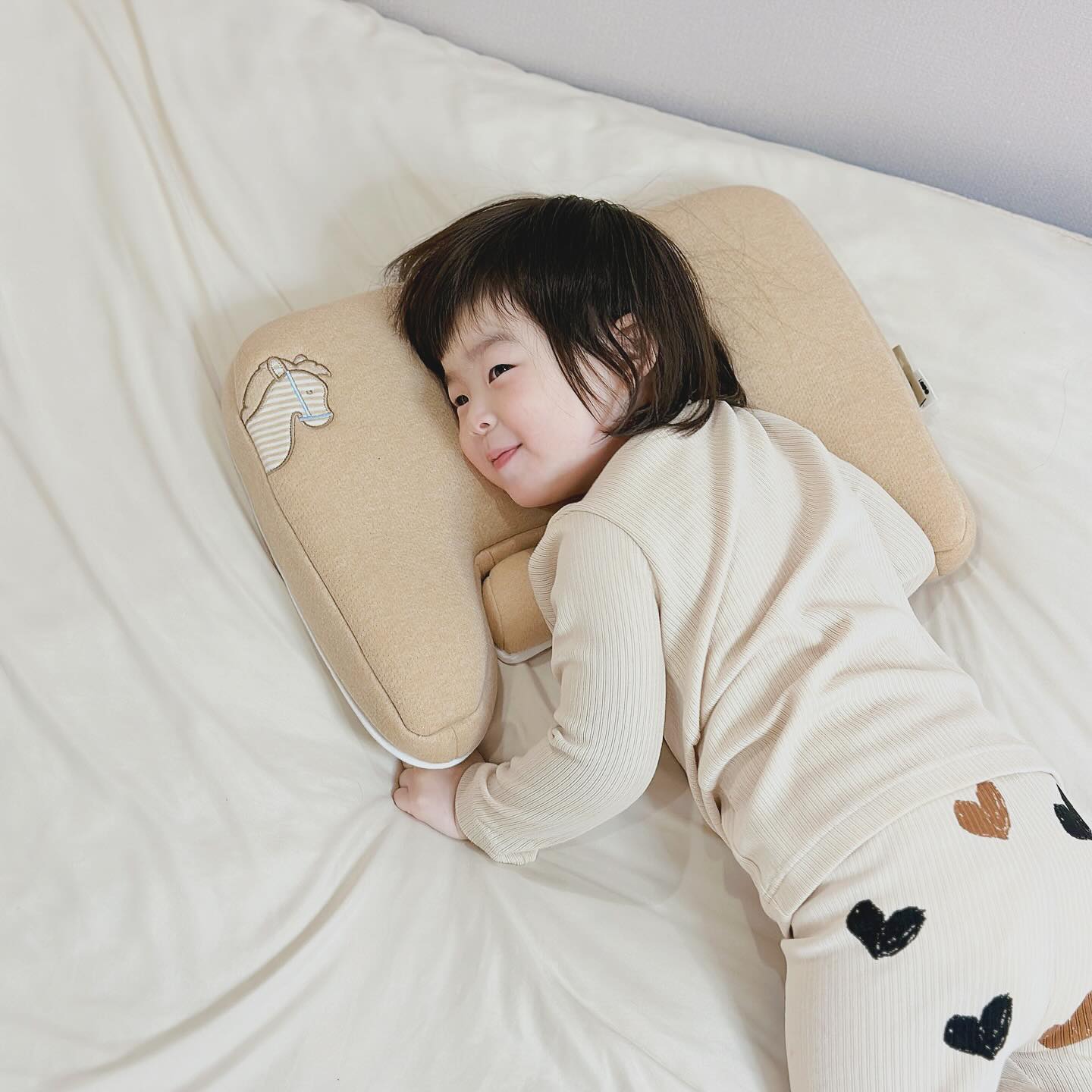 #협찬 #아이누오 #유아베개

100% 국내 생산으로 제작된 아이누보 유아 베개! 🛏️

단두증, 사두증 진단을 받은 둘째 아이를 위해 
아빠가 직접 제작한 아이 베개에요ꔛ♥ 

신생아부터 24개월까지 쓸 수 있는 아기 베개(피트)와 
민서가 사용하는 24개월부터 7살까지 쓰는 유아 베개(위트)가 
나누어져 있어요 :) 

인체공학적 디자인으로 아이의 목을 편안하게 지지해 주고 
베개 본체와 목 지지대 충전재 밀도를 달리해 아이의 경추를 
보호해 주는 경추 보호 베개 특허가 있어서 특히 맘에 들어요!

나이에 맞는 3단계 목지지대가 있어 체형에 맞게 사용 가능하니 
오랫동안 사용할 수 있어요~

베개 뒷면에는 3D 에어매쉬로 제작되어 통기성이 좋아 
땀띠나 태열 예방에 좋고 통세탁이 가능해 간편하게 세탁하고 
위생적인 관리가 가능해요!

아이와 오랜 시간 함께 할 제대로 된 베개를 찾는다면 
아이누보 베개 추천드릴게요ꔛ♥ 

τнänκ чöü♥ inuo_inuo 

#아기베개 #아이베개 #두상베개 #아이두상베개 #아기두상베개 #아기베개추천 #아이베개추천 #아이경추베개 #아기경추베개 #키즈베개 #주니어베개 #출산선물 #육아선물 #육아템 #육아추천템 #육아템추천 #신생아베개 #신생아베개추천 #임신선물 #임신축하선물 #아이누오아기베개 #짱구베개 #통잠베개