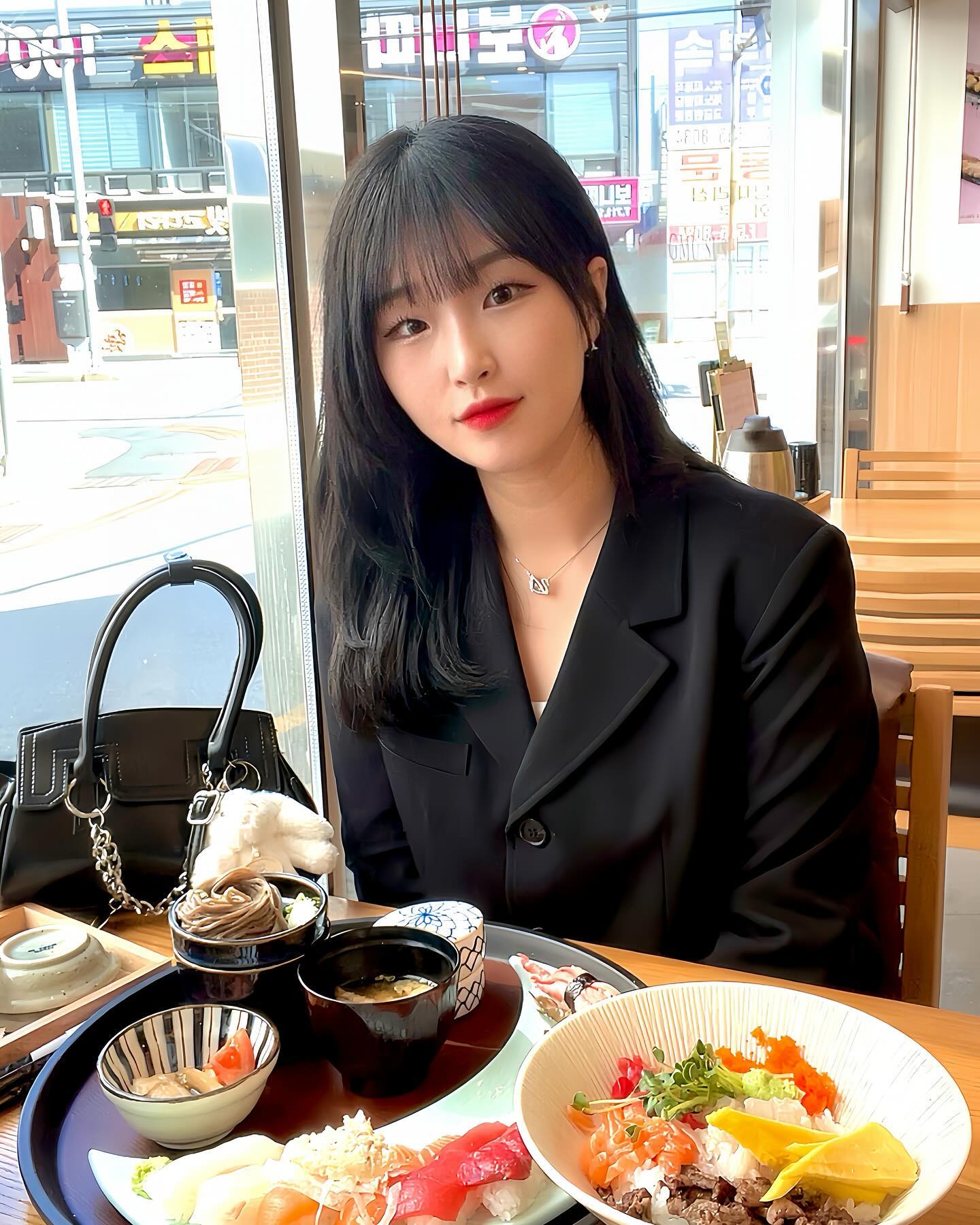 가성비와 신선함, 맛까지 모두 잡은 상무초밥 동래점🍣🍱

💚주력메뉴 상무초밥세트, 진심초밥세트💚

💙저는 자부심초밥과 상무초밥세트, 지라시덮밥을 먹었어요💙

에피타이저로 일본식계란찜과 냉모밀이 나와요😋

반찬도 매우 깔끔하고, 예쁜 1인식기에 나와서 너무 좋아요ღ

오픈주방이라서 쉐프분들이 직접 만들고 계신 것 도 볼 수 있답니다💖

그리고 저는 사이드메뉴로 지라시덮밥 강추드려요🥰

고기불향과 회의 신선함까지 혜자라고 느껴질 만큼 양도 적당했고, 맛도 정말 깔끔하고 좋았어요🩵

후식으로 입깔끔하게 서비스 매실수정과까지 챙겨주시는 세심함까지🥹

가성비도 너무 좋고, 맛과 회전률까지 좋아서 먹는 내내 대접받는 기분이 들었어요

매장이 넓고 인테리어도 깔끔하고 좋아서 
가족이나 연인, 친구들과 방문해도 좋아요💙

🎀 g_sangmusushi 

🎀 위치
부산 동래구 명륜로 138 상무초밥동래점

🎀 영업시간
매일 11:00 ~ 21:30 (라스트오더 21:00)

#동래맛집 #상무초밥동래 #부산맛집 #동래놀거리 #부산초밥 #동래초밥 #부산놀거리 #부산핫플 #동래역맛집 #동래역가볼만한곳 #동래역카페 #동래맛집