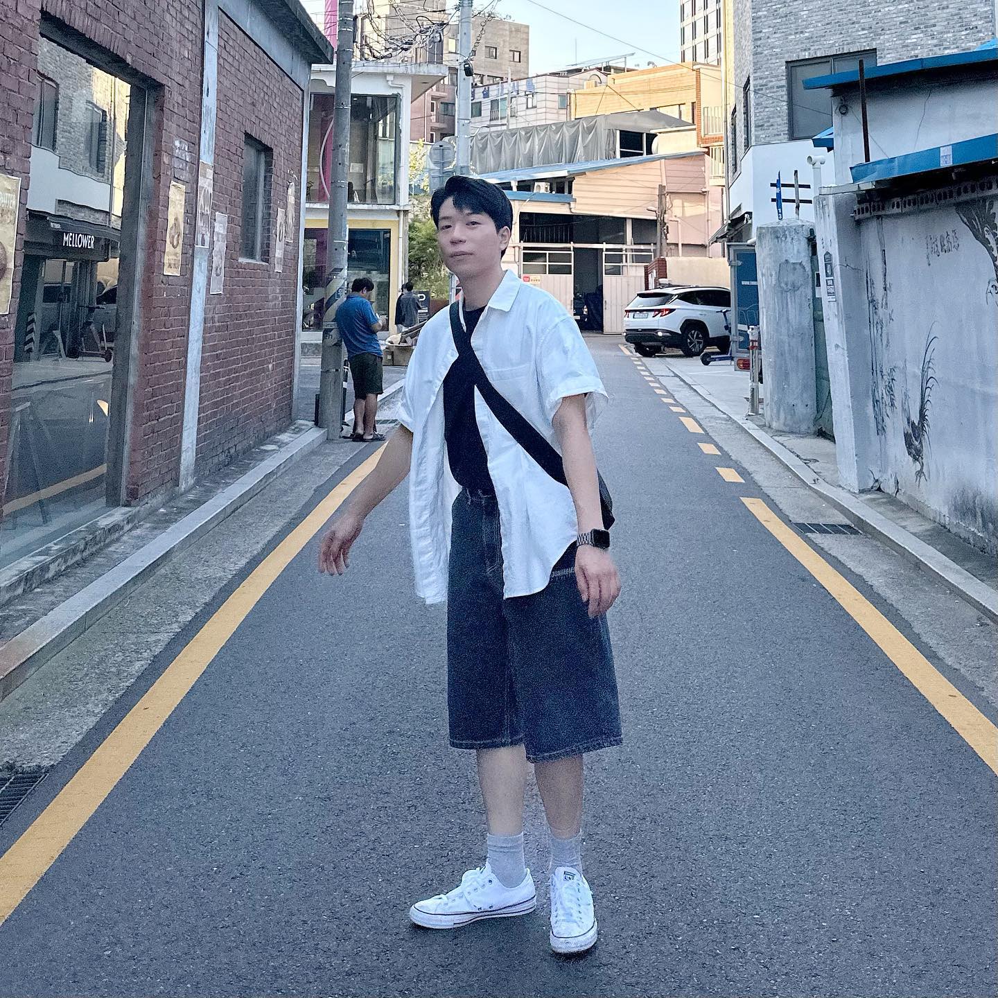#협찬 #제품제공 안녕하세요!! 너무 오랜만에 업로드죠 ㅠㅠ 현생이 너무 바빠 꾸준한 업로드가 쉽지 않네요😥 
최대한 꾸준히 해보려고 노력중인데 더 노력해보겠습니다…!!

lengagement_official 에서 카펜터 버뮤다 데님 하프 팬츠 제품 제공받았습니다
.
.
.

🔈제가 제공받은 사이즈는 M사이즈에요
사이즈는 S, M, L 사이즈까지 다양해요 💪

🔈바지 사이드에 해머 루프가 달려있어서 힙함을 더해줍니다

🔈굉장히 빈티지한 컬러감 덕분에 클래식한 감성을 느낄 수 있답니다

🔈 논스판 데님이래요!!! 그래두 굉장히 편하고 힙하답니당 ㅎㅎ