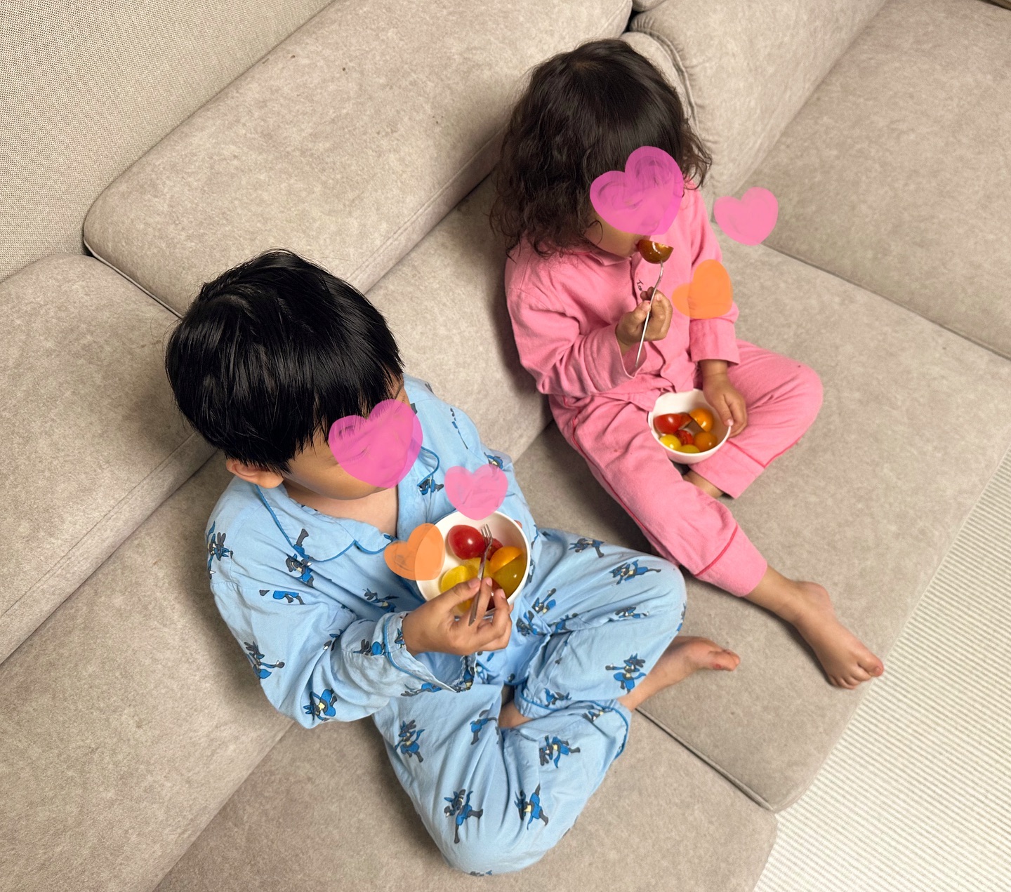 어제저녁✨
채소 편식하는 아드님을 위해
식후 간식은 채소라는 방울토마토로🍅
나름대로는 영양소 고려한다는🤭
.
그나저나 방울토마토라도 잘 먹어줘서 고맙다😭
.
#식후간식#유아간식#편식 #편식하는아이 #남매#남매스타그램#유아식단#아들스타그램#소통#대구맘#맘스타그램 #일상 #육퇴준비