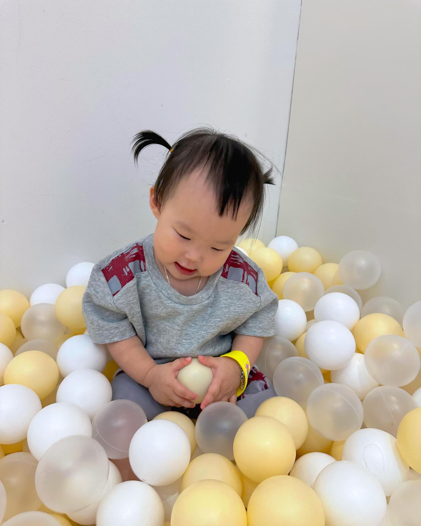 D+538 / 2023.11.28 물놀이후 찜질방으로 -!🧖‍♀️
아쿠아필드는 워터파크랑 찜질스파 같이 있어서 조아써여!👍🏻

이번에도 계란+식혜 뇸뇸 🥚🧋!!!
엄마빠 안마의자받는동안 엄마품에 쏘옥 안겨있어주고
풋스파도 잠깐이지만 하는척(?)도 해보고 ㅋㅋㅋㅋ
아빠가 뽑아준 아기상어 키링 꼭 붙들고 총총총 열시미 걸어..?뛰어..? 다녔어요 !! 

아! 양머리....ㅠ̑̈ㅠ̑̈ 락카에 두건 두고가서 가지고왔는데 바로 잃어버려서... 
결국 까먹고 못했어요...🥲