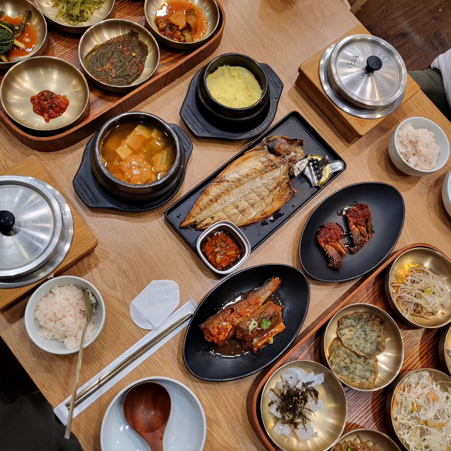 급 생선구이가 먹고싶어서 다녀온 동네맛집 #토담골한정식
오랜만에 제대로된 한정식을 먹은것같다! 매일 이렇게 먹고싶음😋

*주문한메뉴*
토담한상 14000원
- 양념게장,명태코다리찜,나물찬,기타요리,계란찜,된장찌게등 매장에서 직접조리한 17가지반찬+가마솥밥

직화생선구이한상 20000원 
-고등어, 임연수, 삼치중택1 +토담한상

#일산한정식 #일산한정식맛집 #일산한정식추천 #주엽맛집