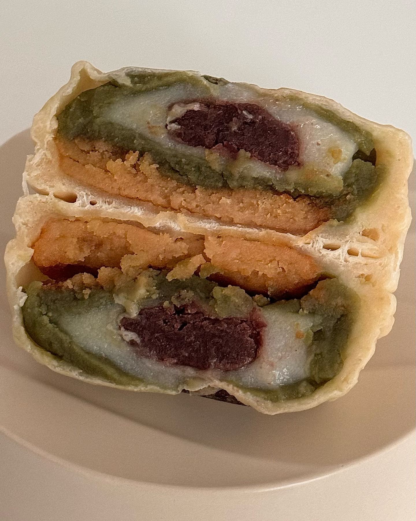 이웃집 뚱땡이 아니고 통통이 !
맘모스 쫀득빵이라니 그냥 지나칠 수 없었음,,
찹쌀떡, 소보로, 완두 완벽 조합 아니냐구요
빵피는 쫄깃쫀득 
달긴 달아서 반씩 나눠 먹었어요 ~ 🤤
오후 늦게 가면 품절 이슈가 있을수도,,
.
.
.
tongtonge_ 
#압구정로데오 #이웃집통통이 #빵투어 #빵지순례