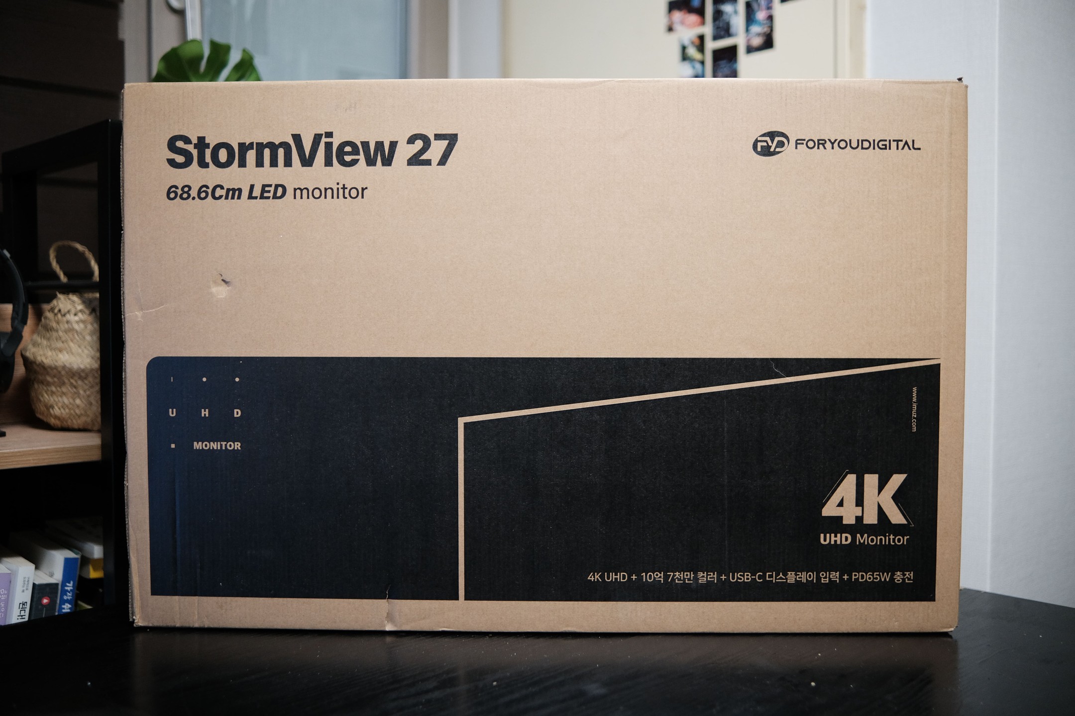 #협찬
30만 원 초반 대라는 말도 안되는 가성비 4K 모니터 "스톰뷰 MU274KI", UHD HDR 기능을 지원 실제 눈으로 보는 것과 같은 자연스러운 색상 표현이 장점인 모니터였는데요.

개인적으로 178' 시야각과 모니터 암이 별도로 필요 없을 정도에 자유롭게 각도가 조절되는 모니터 스탠드가 마음에 들었는데요.

맥북 혹은 최신 노트북(태블릿)을 보유하고 있다면 C타입 케이블 하나만으로 해당 모니터에 간단하게 연결하여 충전하면서 작업도 가능하기에 4K 모니터 찾으신다면 포유 디지털 브랜드에 아이뮤즈 4K MU274KI를 적극 추천합니다.

#포유디지털 #아이뮤즈 #4k모니터 #스톰뷰 #27인치모니터 #27인치4k모니터