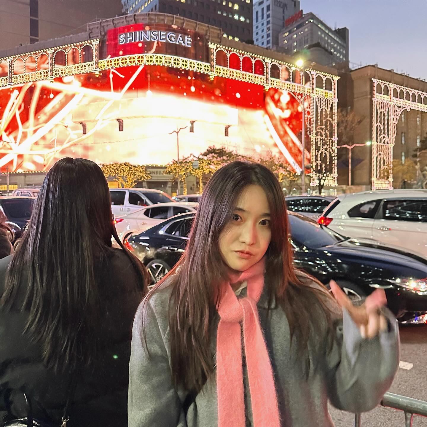 남친(예원)이랑 명동신세계 보고옴 ㅋ 
켜지는 시간에 맞춰서 가면 되겜ㅅ지~ 했는데 이미 5시부턴 명당자리는 기다리더라 ㅎ .. 바순희 자존심 스크래치 조금 났어 ㅎ ? 
예쁘긴 짖짜 예쁜데 ...... 사진찍기 진짜 어려움 ㅠ .... 
스크린도 계속 바뀌고 뒤에 버스나 트럭 지나가면 또 못찍음 ㅋ ... 우린 아 그냥 후딱 찍고 가자 !!!! 해서 걍 사진만 남겼음 ㅎㅎㅋ 

미리크리 🎄✨🎄✨

#명동신세계 #명동 #서울 #크리스마스