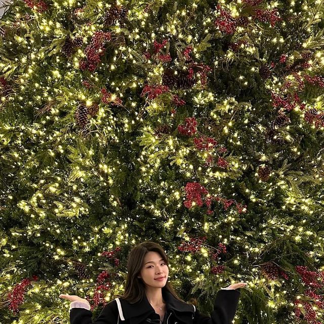  수영 💗 on Instagram: "#광고 빅카라 숏코트로 귀여운 스타일링 해봤어요오 🎄

쥬시쥬디 빅카라 더플코트 입고 크리스마스 느낌 내봤어요♥️ 넘 귀엽죠 !! 카라는 탈착 가능해서 활용도도 만점이에요,, 코듀로이 팬츠 원피스 레더아이템 등 다 잘 어울리는 아우터라 요즘 넘 잘 입고 있답니다 😎 쥬시쥬디 빅카라 더플 숏코트, 귀엽고 사랑스러운 코트로 강추해요 ♥️♥️♥️

@jucyjudy_official 

#협찬 #쥬시쥬디 #jucyjudy #쥬디스크루 #쇼호스트 #패션쇼호스트 #오늘뭐입지 #오늘의코디 #ootd #빅카라코트 #연말룩 #코트추천 #20대코디 #코트코디"