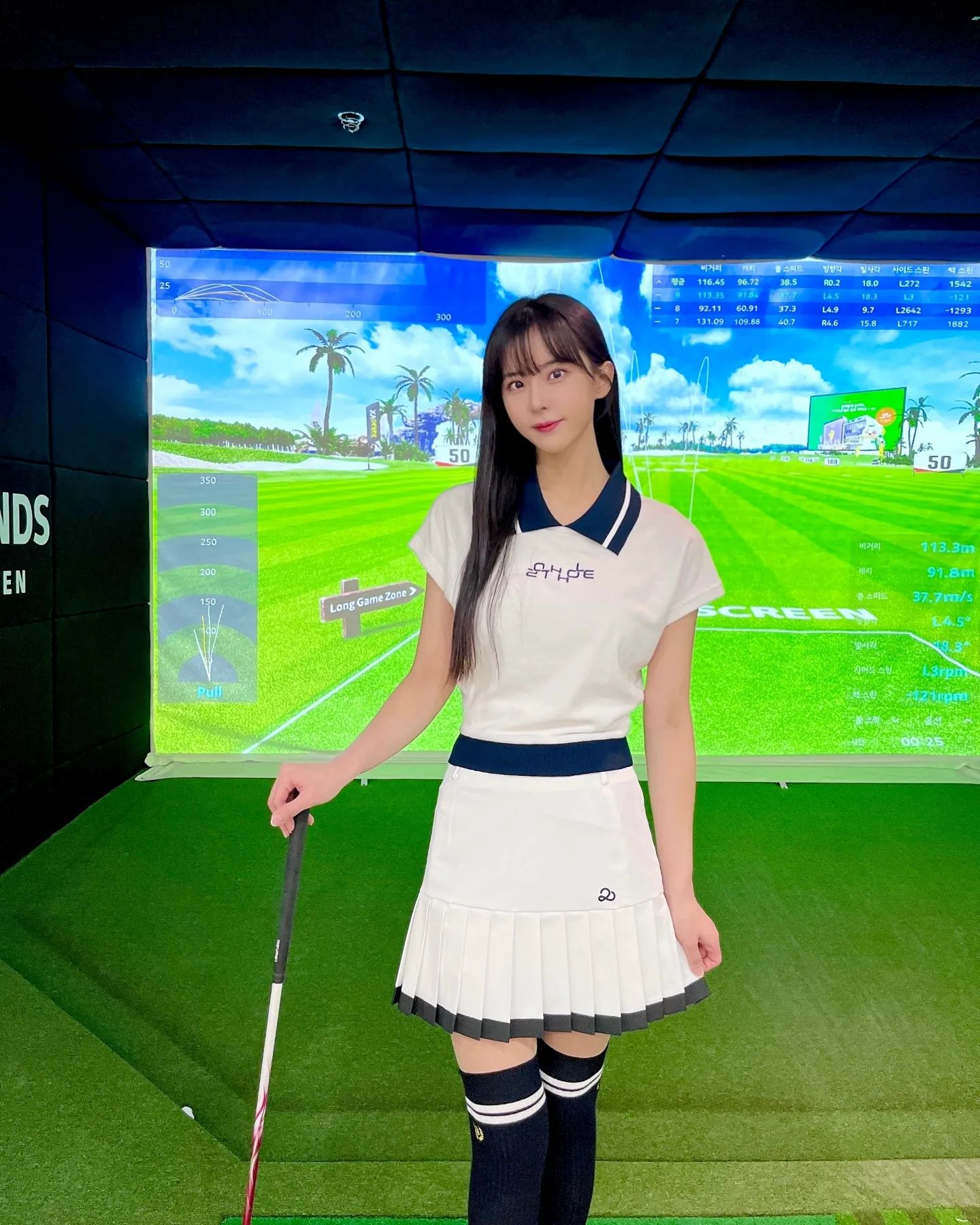 #협찬 골린이 골프할 맛 나게 하는 골프웨어! ⛳️

투에니스홀의 밑단 포인트 플리츠 스커트는
밑단의 배색 디자인이 포인트인
사랑스러운 플리츠 스커트에요💕

착용감이 가볍고 움직임이 편해서 
골프와 테니스는 물론이고
다양한 스포츠 활동이나 야외 활동에 딱이에요!

냉감 효과와 UV차단 기능이 있어서
여름철에 장시간 야외 활동에도 좋을 것 같아요~

신축성 좋은 속바지가 내장되어 있어 활동이 자유롭고
구김이 덜 가는 원단이라 부담없이 입기 좋아요!

뒷모습 자수 글씨 디테일도 넘 예쁘고
스윙할 때도 예뻐서 골프할 맛 나더라구요😆

20th_hole

#투에니스홀 #20thhole #투에니더그 #골프코디 #골프웨어
#골프웨어추천 #스포츠 #골프 #데일리코디 #플리츠스커트 #스커트 #플리츠 #테니스치마 #골프치마 #테니스코디 #골프스커트 #테니스스커트 #골프웨어코디 #여자골프웨어 #여자골프웨어추천