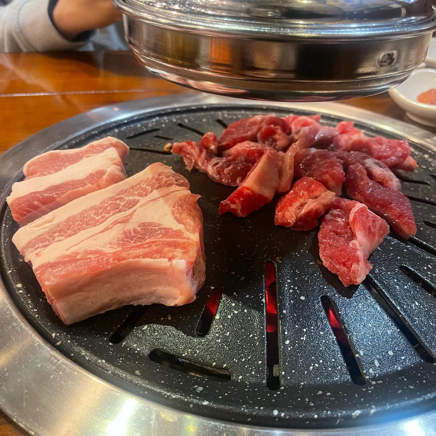 #협찬 삼겹살 육질이 좋은 곳! 
구로디지털단지에 돈우본에 다녀왔어요💗
.
갈비와 삼겹살이 이렇게 맛있다니😍
이름도 이뿐 눈꽃살과 생삼겹갈비를 먹었어요 
고기 빛깔이 참 예쁘죠? 🥩♥️
.
돈우본에서 먹기 좋았던 점은
사장님께서 먹기 좋게 잘라주셔서 참 편하고 맛나게 먹고왔네요😍😍
.
구로디지털단지에 직장인 분들 되게 많으시잖아요? 구로디지털단지역 가는 길에 가까이 위치해있고 매장 공간도 자리도 넓어서 모임하기에 참 좋은 곳이라는 생각이 들었어요
.
구디역 근처에서 고기 먹고 싶은 날 있으시다면 돈우본 들려보세요😍😍😍

#돈우본#구로디지털단지고기집#구디고기집#구디역고기집#구로디지털단지역고기집#구디맛집#구로디지털단지맛집#구디삼겹살