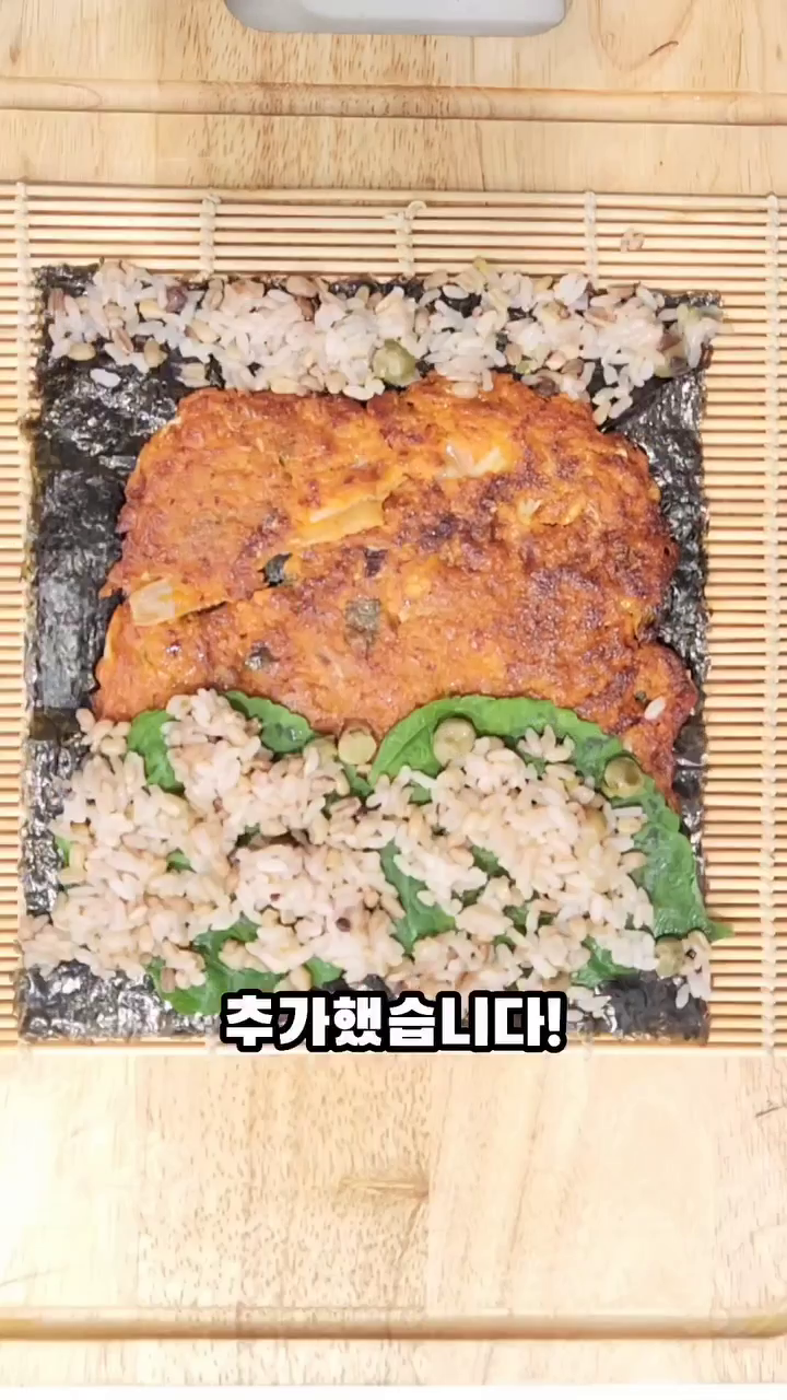 직장인 점심 🍱 김치전 김밥

비가 많이 와서 전 많이 드시죠?!!
전 만들다 보면 진짜 많이 남거든요...😂
아침마다 도시락을 만드는데 전날 먹었던 
김치전으로 만들면 어떨까 생각이 들더라구요!!👏

김치전 사용해서 김밥을 만들어 봤습니다🌟
은근 매콤해서 단무지랑 조합이 좋았어요🤗

🥗재료
김치전, 깻잎 2장, 단무지, 우엉조림, 오이

🥣양념 
소금 0.5 , 참기름 0.5

🫕레시피
1. 밥에 참기름,소금으로 양념해주세요
2. 김위에 김치전, 깻잎, 밥, 재료 순서대로 넣어주세요.
3. 돌돌말아주면 끝

💰 가계부
✔지출금액 11,120원 세이빙폼
✔남은금액 226,600원

#직장인점심 #직장인도시락 #식비절감 #식비아끼기 #식비절약 #김밥레시피 #김밥만들기