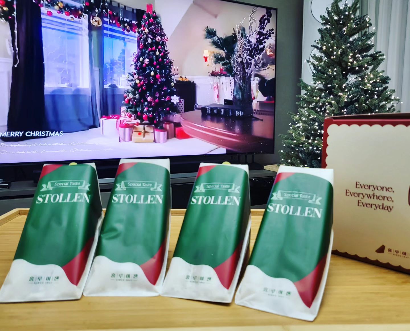 #협찬 #슈톨렌케익샌드
⠀
⠀
트리설치기념으로 크리스마스 분위기내보기 🎄🎄

크리스마스 파티에 어울리는
홍루이젠 12월 신메뉴 슈톨렌 케익샌드 픽픽!!😋

빵 전체에 슈가파우더가 뿌려져있어 
달콤함으로 입맛 사로잡아주고,
빵에 발라진 버터크림과 홍루이젠의 특제소스가 
로스팅한 견과류와 건과일이 주는 고소한맛과 조화를 이루어서 
어른, 아이 모두 맛있게 먹을 수 있는 간식이에요🍰

4조각모아서 예쁘게 케이크모양으로 만들어
커피, 우유와 페어링해 겨울 홈파티 디저트로 내놓으면 
센스만점으로 파티마무리 될 것 같아요 😘
⠀
⠀
⠀
✔️신제품 출시 소식이나 더욱 자세한 내용이 궁금하다면 
⠀ 홍루이젠 공식 인스타그램 팔로우 추천 ❗️ ⠀
⠀ https://www.instagram.com/hungruichenkorea/

⠀
⠀⠀

#홍루이젠슈톨렌케익샌드 #홍루이젠겨울신상 #홍루이젠겨울메뉴 #홍루이젠겨울메뉴추천 #홍루이젠신메뉴 #홍루이젠추천 #홍루이젠메뉴추천 #단체간식 #단체주문 #회사간식