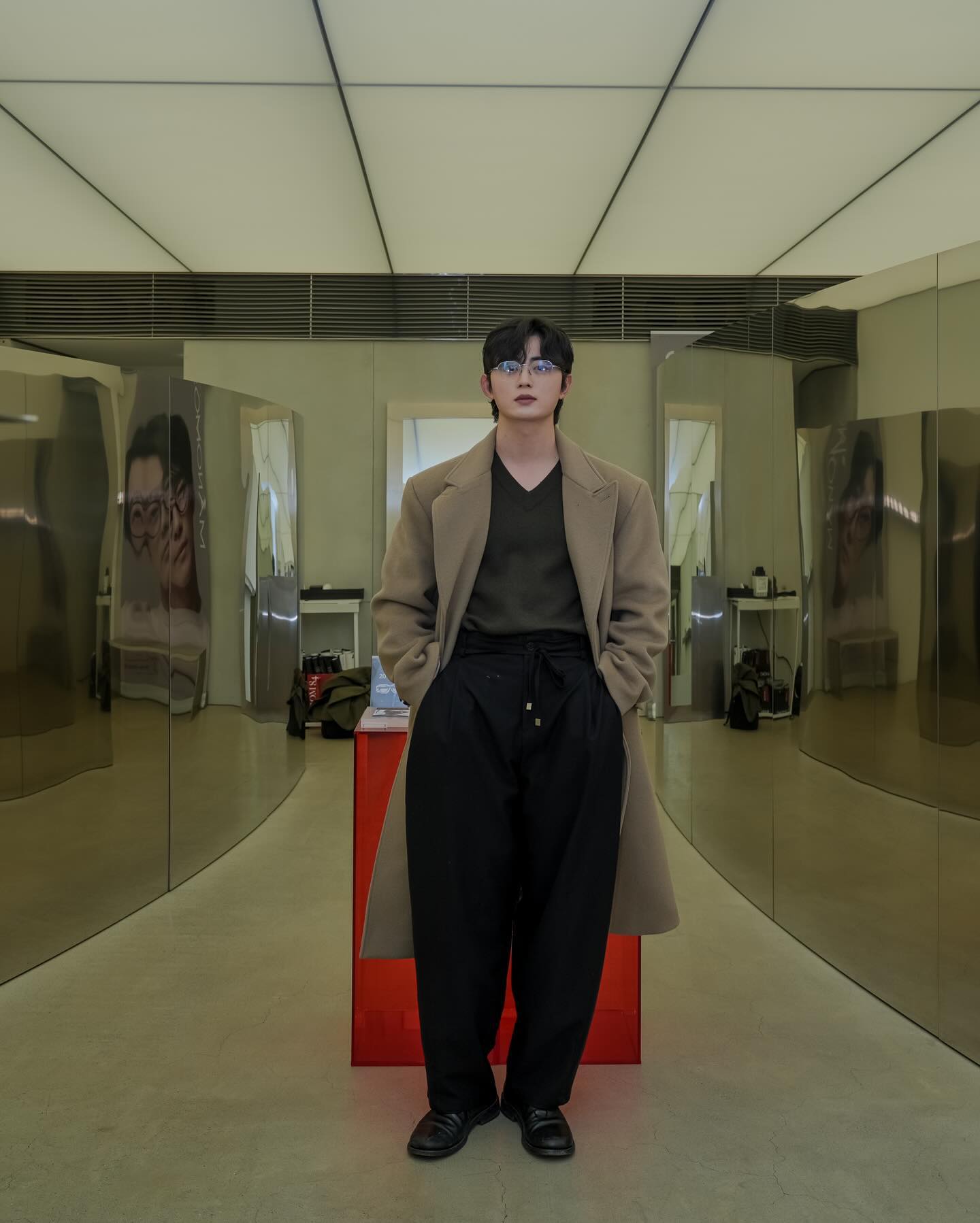 #협찬 요즘 긱시크가 대세라며?
남궁민인 뮤즈인 마노모스 제품들을 구경할 수 있는
성수동에서 가장 핫한 아이웨어 쇼룸 ROOM84에 다녀왔습니다

요즘 긱시크가 트랜드이기도하고 이제 안경을 쓰고 다녀야하는 저한테는 정말 하나하나 다 소장하고 싶은 제품들이 넘쳐나는 공간이더라고요

3월 이벤트로 프리모 20% 할인,  선글라스 구매시 아이웨어 홀더 지급도 진행중이니 방문해보시는거 추천👍
#안경브랜드 #마노모스 #MANOMOS #마노모스쇼룸 #ROOM84 #성수동쇼룸 #긱시크안경