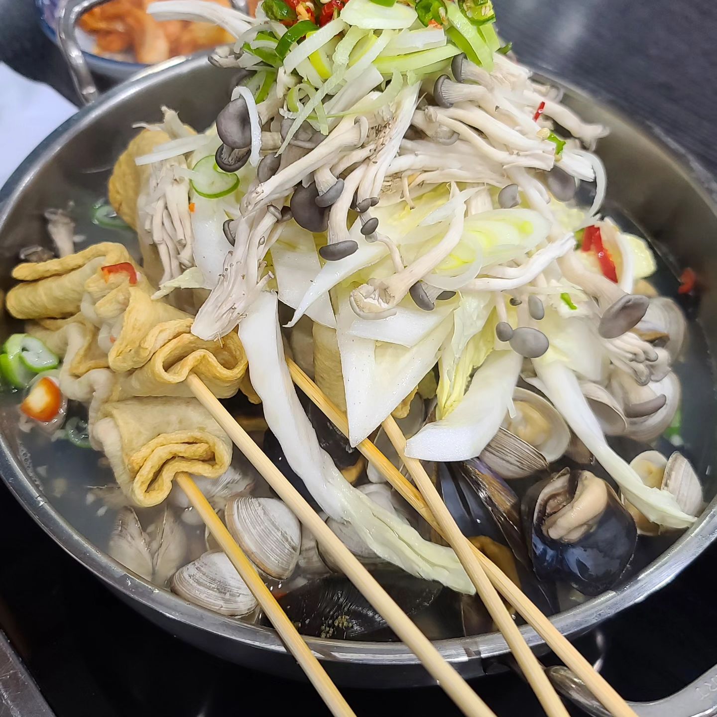 #수영맛집 #팔도해물칼국수 #해물파전 

칼국수가 땡기면 자주 가는 곳
시원한 조개탕에 조개 건져 먹고 면 익혀 먹으면 속이 든든~^^