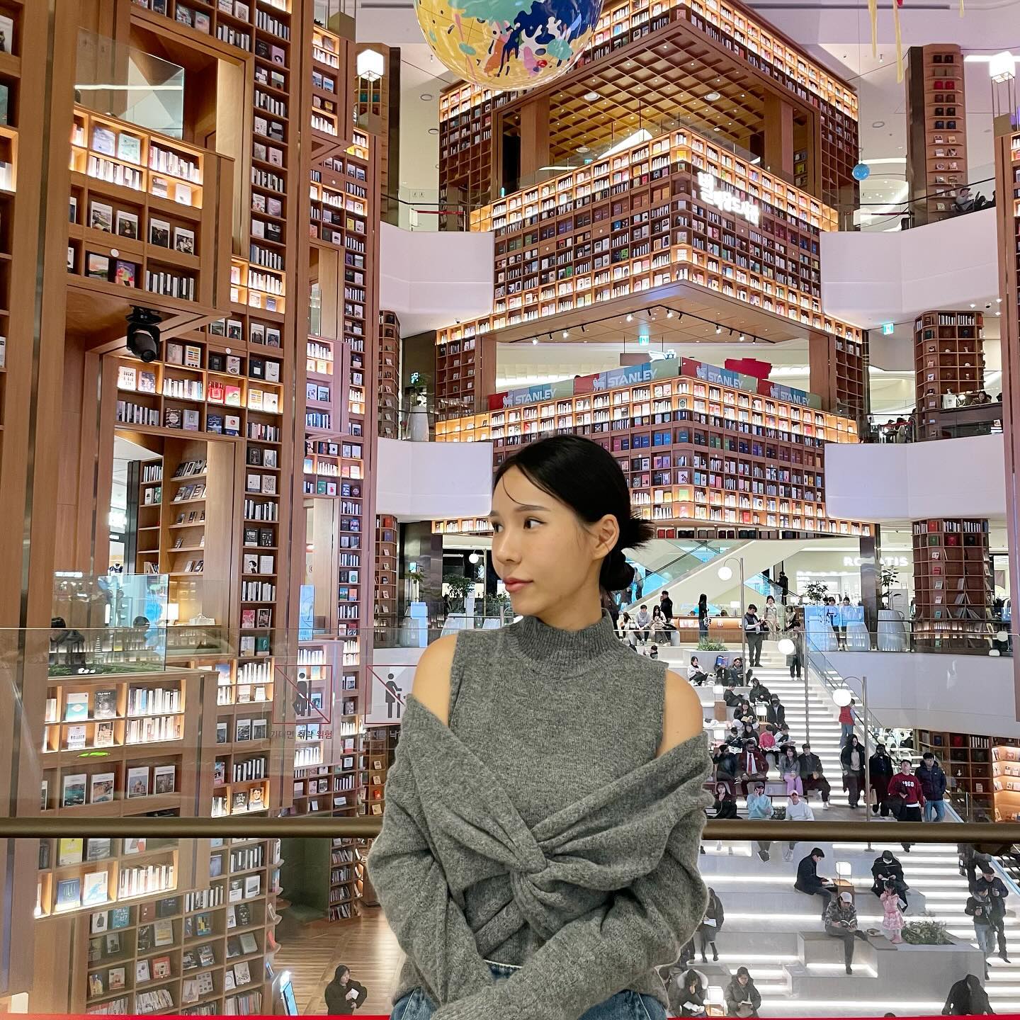 왜 다들 별마당을 배경삼아 사진찍는지모르겠지만
남들하는건 꼭 해보는편🤣
인스타언니들이하는 헤어스타일로 해봤는데
왜 난 떡진머리같고 깻잎머리같은건지…

매일 애들사진 기본카메라로 찍어주다가
백년만에 내사진찍으려니 어플도까먹은채
기본카메라로 찍었네 무슨자신감이였지..

그나마건진 두 사진으로 지난날을추억한다🤣
