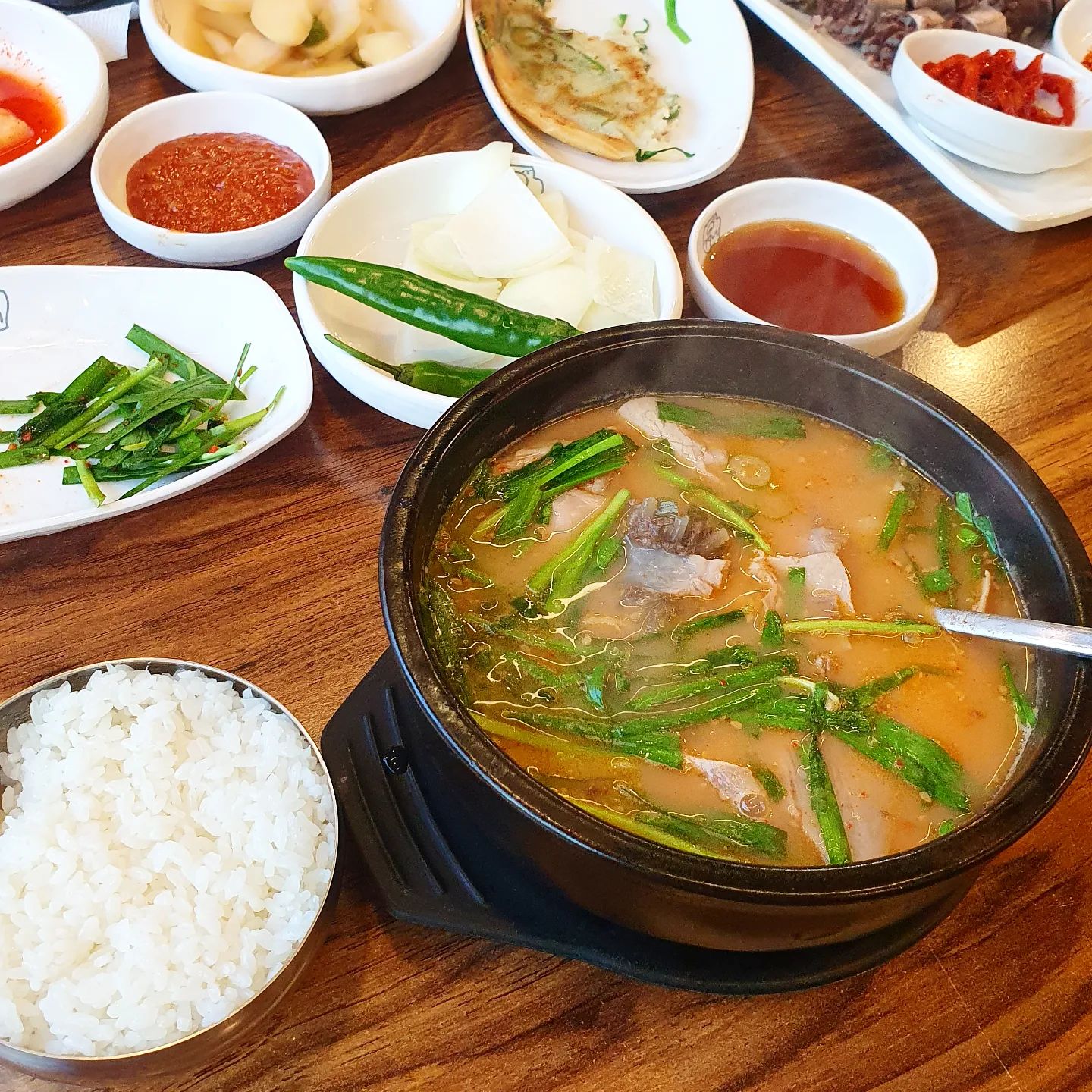 79네수육국밥 평택중앙점에서 
정말 맛난 순대국밥 먹고 왔어요.^^

▶주소 : 경기 평택시 평택2로20번길 18 / 평택역 부근
▶영업시간 : 24시간 연중무휴

주말 언니와 볼일 마치고 뜨끈한 순대국 먹고 왔어요.
2층에 위치한 매장인데요. 눈에 잘 띄는 곳에 위치해서 찾기 쉬웠어요. 

화이트&그린톤의 깔끔한 매장 내부!!
공간도 무지 넓고 깔끔하게 관리되고 있었어요. 
테이블도 넓고 의자도 폭신해서 밥 먹는 내내 편안~~^^

테이블마다 비치된 키오스크로 주문 가능해요. 
언니와 저는 순대국밥, 순대국밥(특), 토종순대(중) 주문했어요. 

주문과 동시에 기본 반찬 챙겨주시고요. 
추가 반찬은 셀프바에서 맘껏 가져다 먹을 수 있어요. 
(김치, 깍두기, 새우젓, 쌈장, 청양고추, 부침개 등)

독특하게도 부침개도 직접 부쳐먹을 수 있는 셀프코너가 셀프바에 있어요!
딱 반 국자만 후라이팬에 구워먹으면 얇게 맛있게 구워져요. 
전... 한국자 했더니 두껍게 구워져 버렸어요. ㅋㅋㅋ 
그래도 꽤 맛났던 부침개 였어요.
추가반찬까지 놓으니 더욱 푸짐해진 테이블이 되었답니다. 

주인공 순대국밥과 토종순대도 바로 나오더라고요. 
와~ 정말 고기양과 순대가 푸짐하게 들어간 순대국밥!
전 순대국밥 특을 주문했더니 엄~~~청 많았어요.ㅋㅋㅋ

국밥 속 토종순대도 너무나 맛있고!!!
수육고기 얇게 썰어져 있는데 정말 부드럽고 맛나요!
거기에 국물 맛 끝내주더라고요. 
진짜 깔끔하면서도 진한 국물맛에 맛집을 제대로 찾았구나 싶었어요. 

생양파와 고추 곁들여 먹는 순대국은 정말 감동이었어요. 
부추 넣으니 국밥이 더 맛있어져서 행복해지더라고요. 
회사 근처 순대국밥집보다 훨~~씬 맛있었어요!!!
평택역 시내 갈 일 있음 다시 올 생각이예요!
순대국밥 평택 맛집 등록입니다. 

추운날 너무 잘 먹고 와서 기분이 매우 좋았어요.^^

#79네수육국밥평택중앙점#79네수육국밥#평택역맛집#평택해장국#평택순대국#평택밥집#평택역맛집#평택해장#평택맛집#평택국밥#평택혼밥#평택24시#평택역혼밥#평택시맛집#jmt