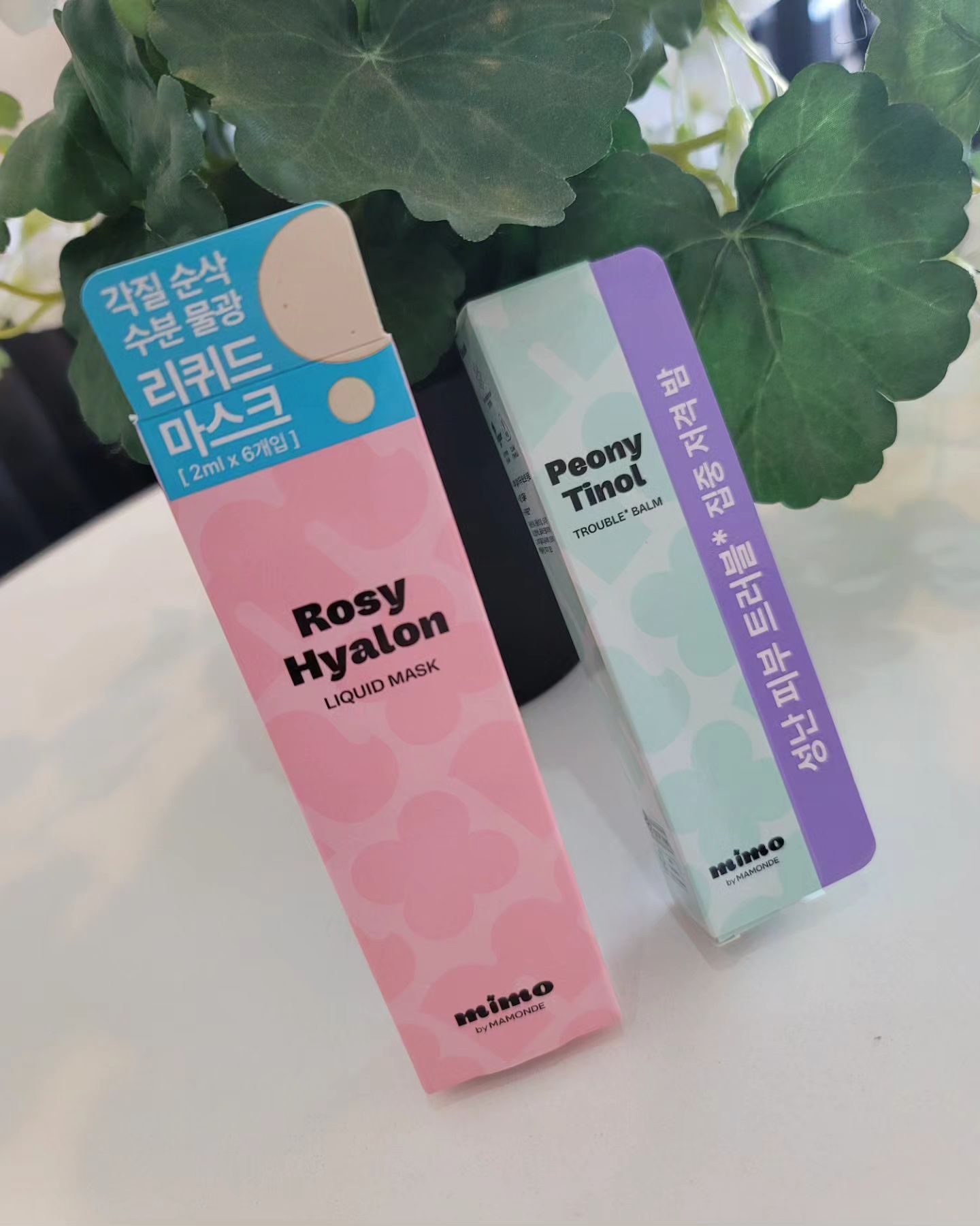 🌷부부피부 #광고 mimobymamonde  미모바이마몽드 로지-히알론 리퀴드 마스크& 피어니-티놀 트러블 밤

🔥 갑자기 피부에 불났을때 케어할 수
있는 제품 소개해 드릴께요.
미모 바이 마몽드의 세트 제품.
다이소화장품 대유행이라는데 
드뎌 써 봤습니다.

☝️ 로지-히알론 리퀴드 마스크는 
기초 첫단계에 토너처럼 톡톡 흡수 시켜주면 
되고요. 한포에 양이 굉장히 넉넉해요.
바르는 순간 피부가 정말 부드러워져요.
각질관리 제품이라 그래서 상상한 느낌이
전혀 아닌 완전 촉촉 부들한 느낌.
흡수 후에는 속은 촉촏 겉은 매끈 완성입니다.

✌️ 두번째 스텝은 피어니-티놀 트러블 밤
러블 난 얼굴에 펴 발라주면 되고요.
소량으로 충분히 퍼지니 작지만 오래쓸듯요.
살짝 겔파스 느낌으로 잘 퍼지고요 흡수가
정말 빨라요. 많이 화하진 않습니다.

💰 가격이 좋고 소량 포장이라 급박할때
사 쓰기도 좋고 테스트해보기 좋네요~
마스크가 6포니까 아침 저녁 트러블 밤이랑
열심히 바르면 3일만에
가라앉을것 같아요^^

#15그램#15그램뷰티 #15그래머 #다이소화장품 #다이소기초화장품 #다이소화장품추천 #미모바이마몽드 #스킨케어 #로지히알톤 #물광피부 #피어니티놀 #모공수축