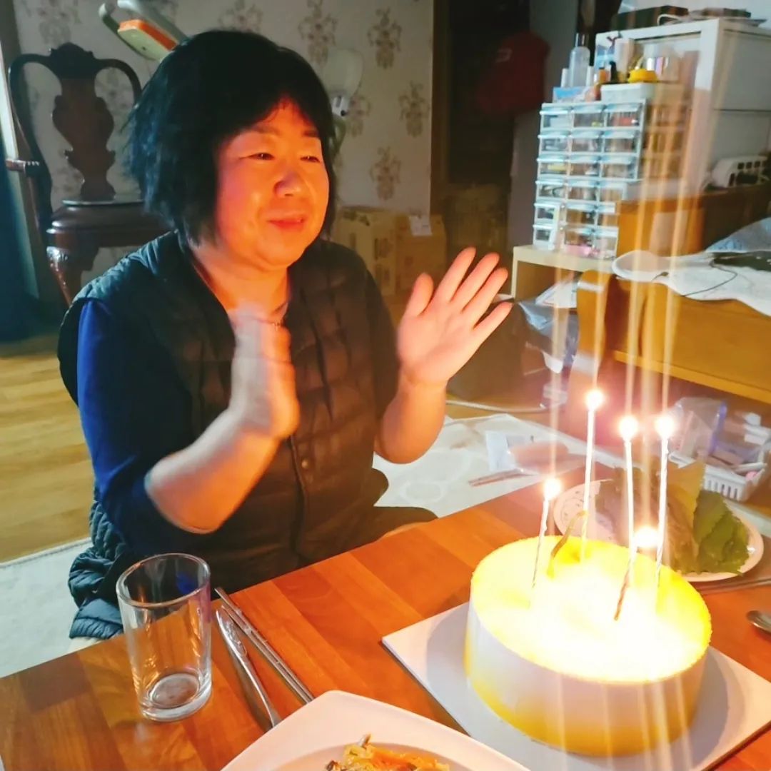 🎂
.
.
.
사랑하는 우리 엄마 생신❤️
어제는 미역국 끓여서 배달해서 아침으로 미역국 드시고
저녁은 퇴근하고 부랴부랴 엄마 최애 고구마케익 픽업하고
잡채 하고 닭갈비까지
비록 잡채는 떡이 되고 저녁시간은 늦었지만 그래도 다행히 간소하게 생일상 차렸다 하하하
30분만의 생일상은 힘들구만....
내일부턴 나가서 먹쟈 ㅋㅋㅋ
#엄마생신 #동짓날 #생신상 #잡채 #고구마케익 #최애