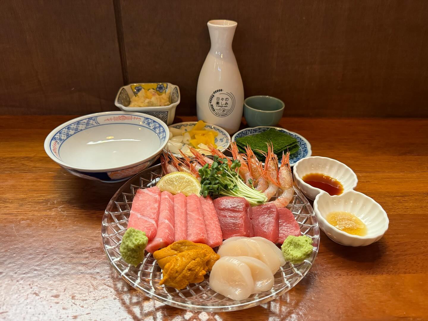 #❤️ .
맛과 감성의 하모니🍽️

🍶이자카야 후후🍶
 📍서울 중랑구 망우로50길 24 1층 102호
 ⏰화~토 18:00~01:00(23:30 라스트오더), 일 17:00~24:00 (22:30 라스트오더), 매주 월요일 정기휴무
 📞0507-1364-7136
 ✔️무선 인터넷, 예약, 남/녀 화장실 구분, 주차
 🏠hu_hu0826
📋MENU📋
 후후 모리아와세 50,000₩
 - 성게알 + 가리비관자 + 단새우 + 참다랑어 뱃살 + 아카미 + 감태 +김
 카니미소(게 내장) 크림 파스타 19,000₩
 센노유메 도쿠리 (300ml) 8,000₩

 이자카야는 분명 술 한잔을 즐기기 위한 곳일텐데,음식이 너무 맛있는 경우 술보다 음식에 집중하게 되는 것 같다.

 상봉동 먹자골목 근처에 위치한 후후에는 제대로 숙성된 참치회와 고오급 우니를 함께 즐길 수 있는 모리아와세 메뉴가 있는데, 그 화려한 조합에 넋이 나간다.
 새우 머리는 튀겨주셔서 술 안주로도 좋다.

 행복한 메뉴 하나를 정복하고 메뉴판에 자연스레 눈이 돌아갔다.
 그래서 선택한 게 내장 크림 피스타!
 진한 카니미소의 맛이 인생 파스타에 등극할 정도...!
 진짜 제발 이건 꼭 먹어야하는 메뉴!

 서비스로 주신 오이중독도 감칠맛이 돌아 참 좋았다.
.
.
.
.
.
#후후 #상봉맛집 #상봉이자카야 #상봉데이트 #상봉데이트코스 #상봉참치회 #상봉동맛집 #상봉동이자카야 #상봉동데이트 #상봉역맛집 #상봉역이자카야 #상봉역데이트 #상봉역데이트코스 #이자카야후후 #모리아와세 #카니미소 #먹스타 #맛스타그램 #맛집스타그램 #먹팔 #먹팔맞팔 #사진 #상봉후후 #망우역맛집 #망우역술집 #망우역이자카야 #참치맛집 #🍽️ 

#ezc_맛집_일식