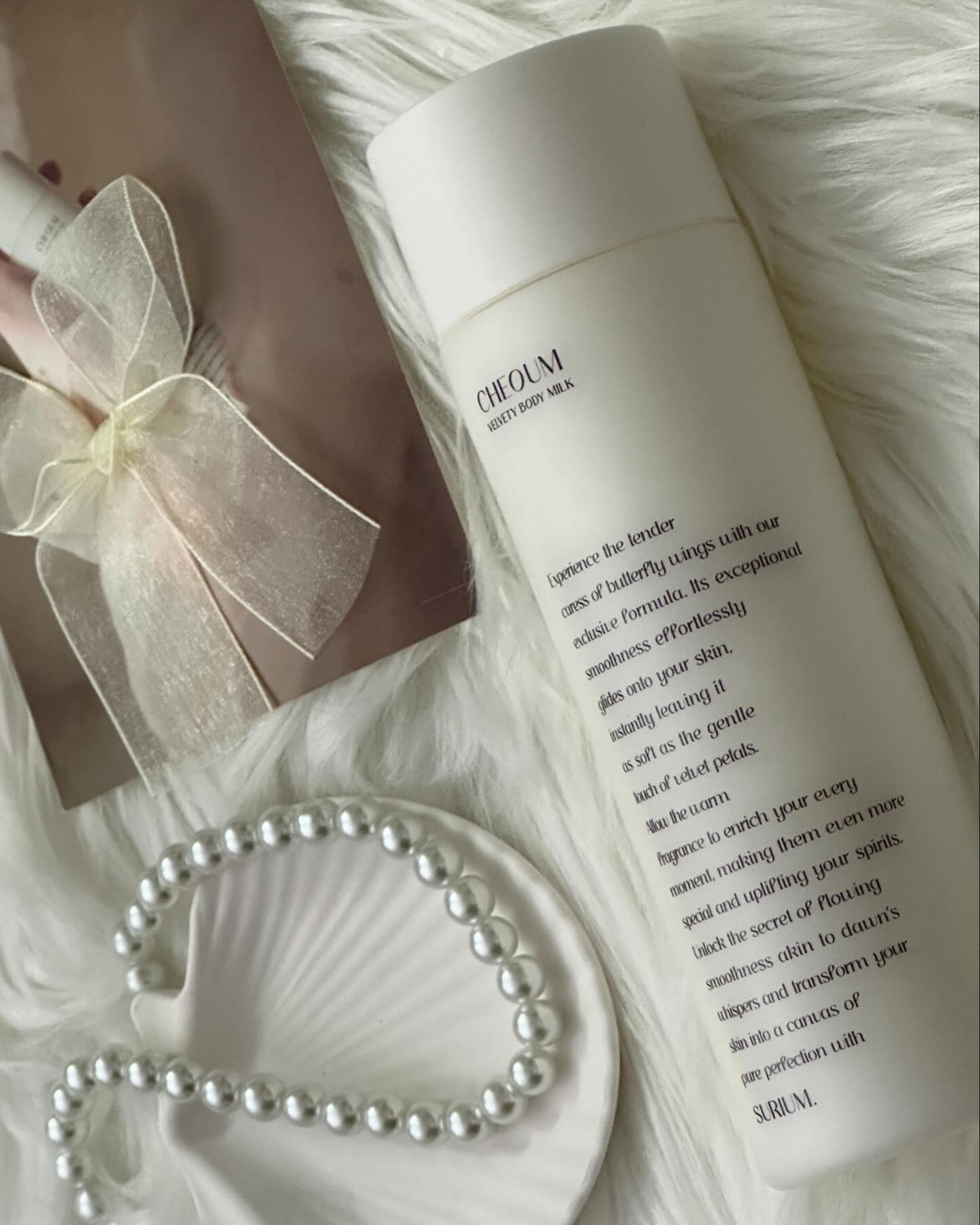 #협찬 surium_official 

수리움 처음 벨베티 바디밀크 🧴🫧🤍

White prebiome™ 함유로 끈적이지 않고
촉촉한 보습막을 형성하는 벨베티한 바디밀크 🧴
밀키하게 발리고 벨벳하게 마무리되어
데일리로 사용하기 좋은 바디제품이랍니다 :)

포근한 화이트 플로럴의 첫 향이 매력적이에요 :)
전체적으로 우디 플로럴 계열의 향으로
자연스러운 살냄새 향의 잔향이 정말 좋더라구요 ꔷ̑◡ꔷ̑

무엇보다 패키지가 정말 예쁘지 않나요 ..? 🤍
사용하기에 편한 트위스트캡이 특징이에요!

계절 상관없에 건조하신 분,
끈적임 없는 바디로션을 찾으시는 분들께
수리움 바디밀크 추천드려요 ⭐️🤍
-
수리움은 트렌드에 편송하지 않고 시간의 흐름에 흔들리지 않는
센트 라이프스타일을 추구하는 브랜드로 어느 순간,
누구에게나 잘 어울리는 베이직한 향을 깊게 연구하여
취향의 사유, 탐닉 이상의 가치를 제공합니다 :)

#바디로션 #바디로션추천 #바디밀크 #바디크림
#향좋은바디로션 #퍼퓸바디로션 #수리움바디밀크
#수리움처음벨베티바디밀크 #처음벨베티바디밀크 #선물추천