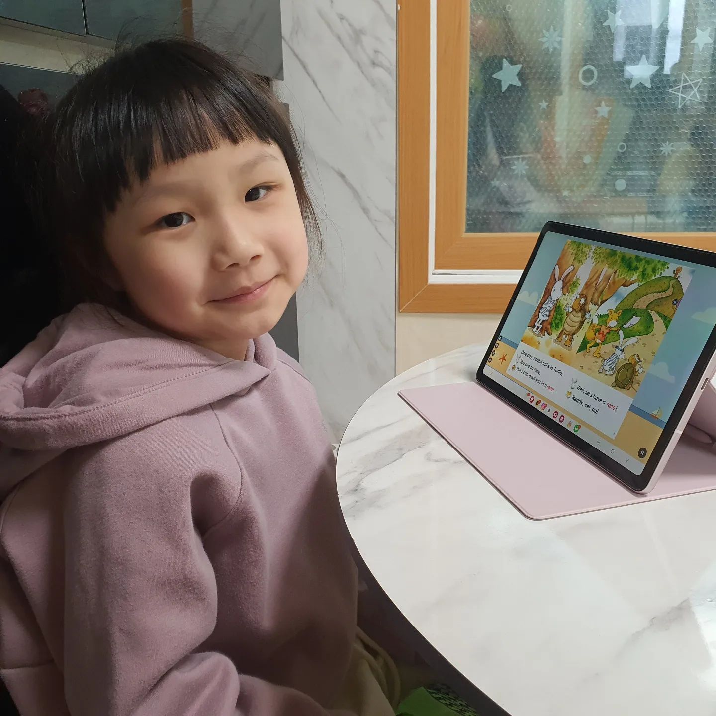 #협찬

이번주도 알차게 리딩게이트 시작!!
이틀에 한권은 보겠노라 다짐했기에
열심히 책을 보고있는 초2!!

레벨테스트 한지 좀 되서 다시 한번 해보려구요~
어학원에서 리딩반에 들어갔으니
리딩게이트가 도움이 많이 될것 같아요!!

어제 어디서나 PC, 태블릿, 핸드폰만있으면
영어독서가 가능하니까 너무 좋네요!
부담없는 영어독서하기 리딩게이트가 딱이에요!!

＊┈┈┈┈＊┈┈┈┈＊┈┈┈┈
새학기! 새출발!!
리딩게이트로 영어를 시작해보세요!

2024년 3월 14일 목요일 오전 11시 35분!
CJ온스타일 TV방송으로 만날수 있어요!

라이브 구매 혜택!!
✔️ 이용권 53% 할인
✔️ 최대 21일 무료 체험
✔️ 방송중 일시불 구매 시 최대 15,000원 할 인(24개월 이용권)
✔️ 구매자 전원 사은품 증정(12개월 / 24개월 이용권)
✔️ 포토리뷰 작성 시 전원 도도앤프렌즈 피크 닉매트 증정

🪢CJ온스타일 모바일라이브쇼 예고페이지는요!
앱스토어/플레이스토어에서 'CJ온스타일'
APP 다운로드 후 리딩게이트' 검색하면되요!
🌸 https://display.cjonstyle.com/p/item/202 6899627?channelCode=30002002
＊┈┈┈┈＊┈┈┈┈＊┈┈┈┈

readinggate_official
#온라인영어 #온라인영어도서관 #온라인어학원 #영어홈스쿨 #리딩게이트 #어린이영어 #영어독서 #유아영어 #초등영어 #이북 #영어원서 #영어리딩 #초등영어리딩 #영어독서프로그