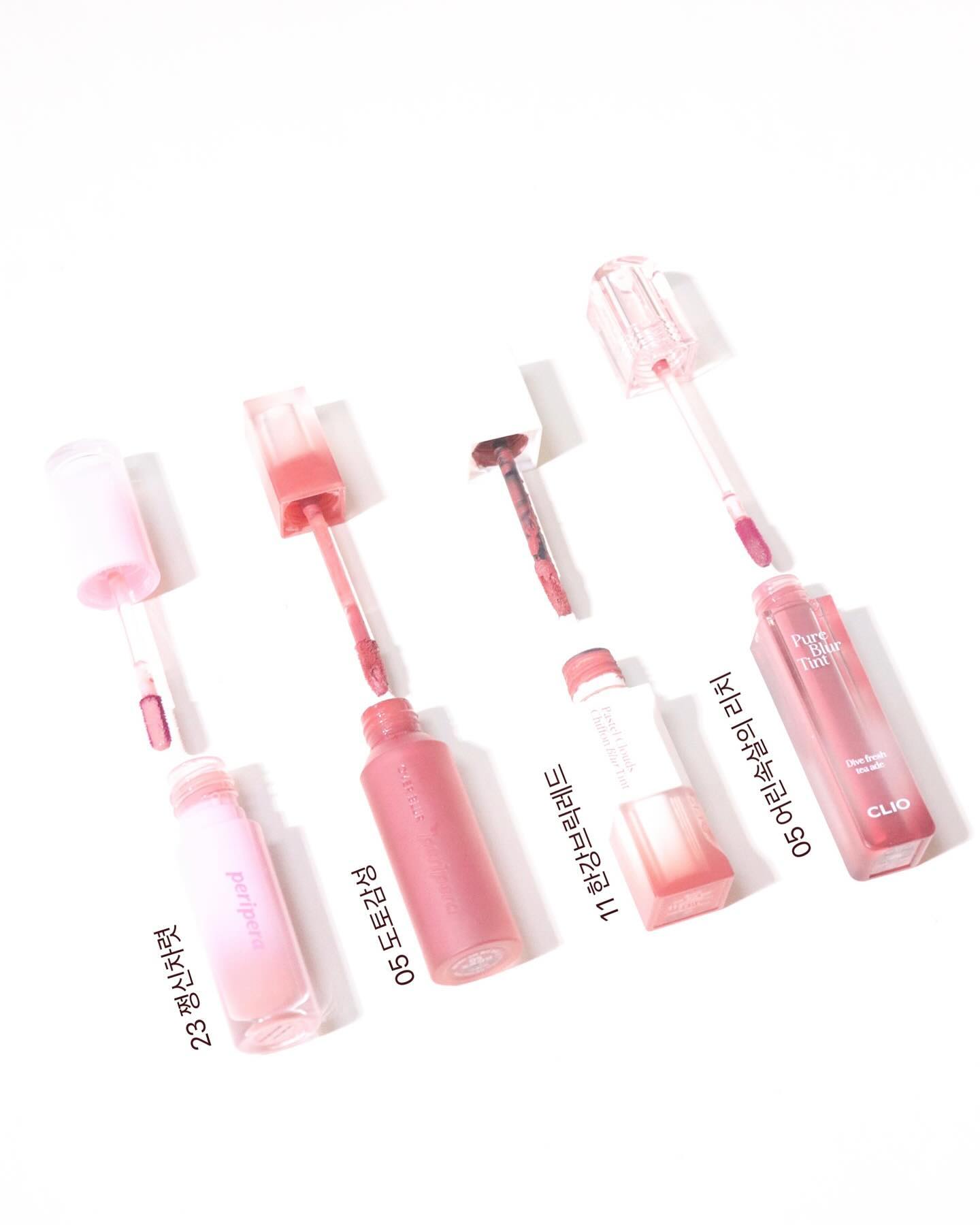 #제품제공#내돈내산 cliocosmetics_official clio_official peripera_official 
선선한 가을을 기다리며••🍂🍁🤎 모아본 갈웜립!
요즘 날씨 너무 덥잖아요,, 그래서 그런가 가을이 더더 기다려지는데요🥹
가을에 태어나고 퍼스널컬러도 가을딥이고 최애계절도 가을인 저! 
완조니 가을인간으로 가을을 기다리면서 가을립을 꺼내봤어요!
근데 꺼내고보니•• 저 ••정말 취향소나무 더라구요?🫢ㅎ 그래도 하같색으로 한끝차이로 다른 컬러들!!!👀🤎
그리고 클럽클리오 공식몰에서 8/19(월)~ 8/23(금) 단 5일 간, 8월 빅세일 프로모션 진행까지 하는데요! 빅세일 전 갈웜립 보고 가세요-!

🥮페리페라 잉크무드글로이틴트 23쩡신차렷(내돈내산)
🥮페리페라 오버 블러 틴트 05 도토감성(내돈내산)
🥮클리오 쉬폰 블러 틴트 11한강브릭레드(내돈내산)
🥮클리오 퓨어 블러틴트 05 어린속살의 리치(제품제공)

블러리한 립부터 글로우한 립까지!
#23쩡신차렷 은 맑은 코랄핑크컬러로 갈웜은 단독으로 사용하기보단 베이스로 바르기 좋아요! 컬러자체는 봄웜라분들께 찰떡일 것 같아요!
#05도토감성 빈티지 레드컬러로 가을에 사용하기 좋은 브라운 한 방울 들어간 컬러! 갈웜이 데일리하게 단독으로 사용하기 좋아요 한강브릭레드 보다는 채도있는 레드컬러가 좀 더 들어간 느낌이랍니다
#11한강브릭레드 이름에도 브릭레드가 들어간만큼 브라운기가 들어간 브릭레드 컬러에오 갈딥인 저는 가장 좋아하기도 하고 데일리하게 사용하는 컬러🤎 도토감성과 비슷해보이지만 브라운기가 살짝 더 들어가있어요! 하지만 과하게딥하지 않아 데일리하답니댜
#05여린속살의리치 지금 가장 많이 사용하는 립! 여름에 사용하기 좋은 컬러로 누디한 베이지 컬러🤎 약간의 채도가 있어 단독으로 바르기 좋고 블러립이 가볍고 편안한 사용감이라 손이 더 많이 가요〰️🤎 플러스 착색도 본 컬러와 같아서 지속력도 좋아요! 여름이라 가벼운 느낌으로 요즘 저의 데일리립이랍니다!

가을이 얼른 왔으면 좋겠어서 모아본 갈웜립 모음! 얼릉 가을립 신상도 더더 보고싶어요•• 희희🥮 담주 월요일부터 클럽클리오 공식몰에서 빅세일 하니까 꼬옥 구경 가보세요! 전 클럽클리오 빅팬으로 꼭 구경하려구요👀🤎
다덜 많관부!!

#클럽클리오서포터즈3기 #클리오 #페리페라 #갈웜립 #가을웜립 #갈딥 #가을딥 #클클세일 #클럽클리오빅세일 #클리오프로모션
