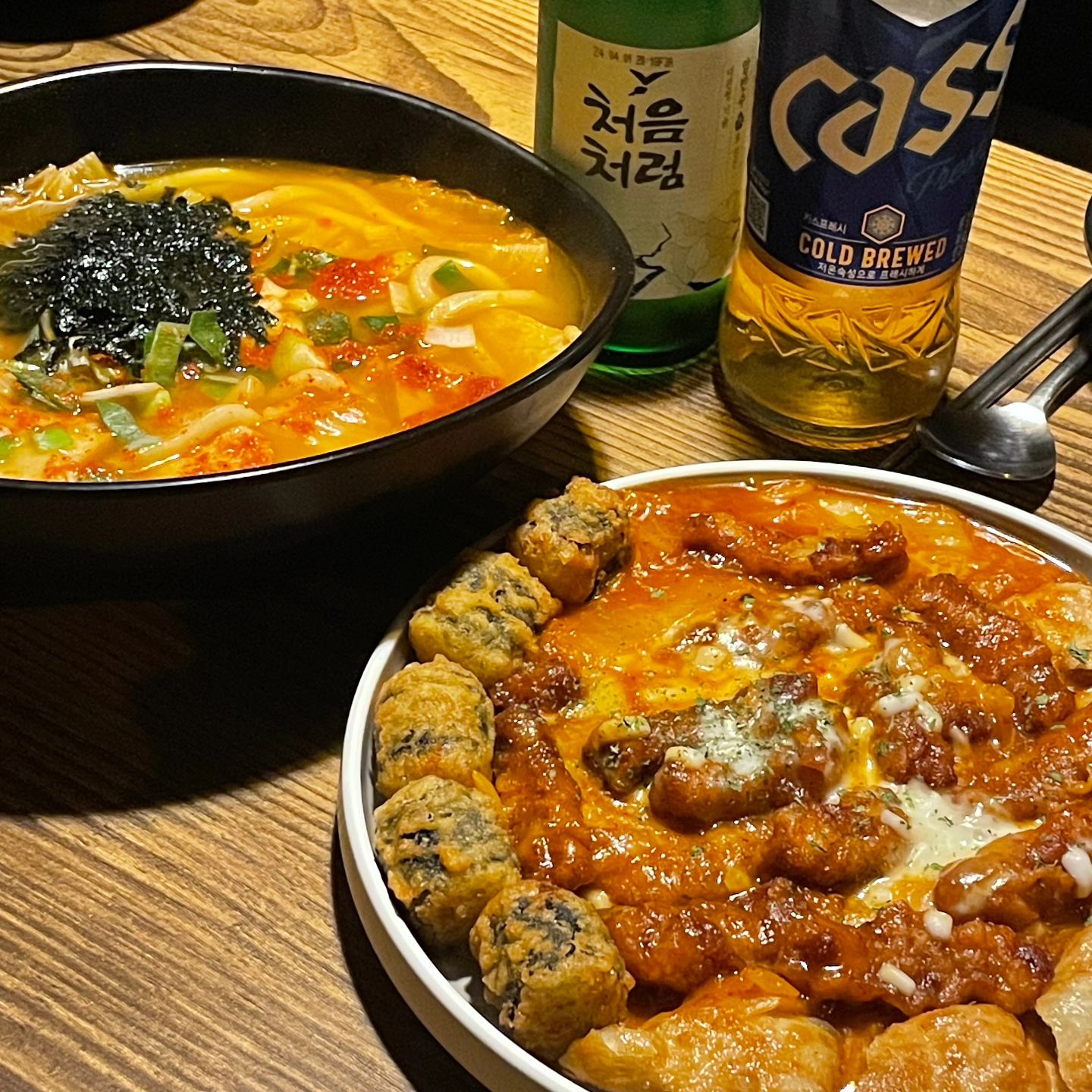 #협찬
#부천역오술차 
부천역 가성비 술집 오술차를 소개합미다🫶👏
부천역 번화가쪽에 있는 가성비+맛집 오술차 다녀왔어용🩷
안주를 무려 7개정도 시킨거같은데 그래도 안주값이 5만원이 안넘어요😲 대박 완전 맛있어서 술이 술술 들어가지 뭐에오 ㅠㅠ
진짜 너무 맛있어요 특히 김치우동 미쳤어요 개맛도리🤍❤️
김치우동 맛있어서 2번시켜먹음ㅋㅋㅋ🤣
같이간 친구들도 다 맛있다고 칭찬했어용 안쪽에 단체석도 따로 있어서
단체로 다같이가도 친구나 커플끼리가도 바처럼 되어있는곳도 있어서 혼술하러가도 너무 좋을거 같은 오술차🍻
사장님과 직원분들도 모두 다 너무 친절하셔서 다음에 또 가고싶은
오술차임미다❣️(기본안주로 주는 해바라기씨도 너무 맛있어요🤣ㅋㅋ)
.
.
🗺 경기 부천시 원미구 심곡동 380-3 1층 오술차
☎️ 032-666-5900
.
.
osulcha_bucheon
.
.
#부천맛집 #부천가성비술집 #부천술집 #부천혼술 #아늑한술집 #조용한술집 #분위기좋은술집 #부천안주맛집 #부천가성비술집 #부천분위기좋은술집 #부천역 #부천역술집 #오술차 #오술차부천역점 #김치우동 #부천역안주맛집 #부천역가성비술집 #협찬디엠 #댓글환영 #좋반