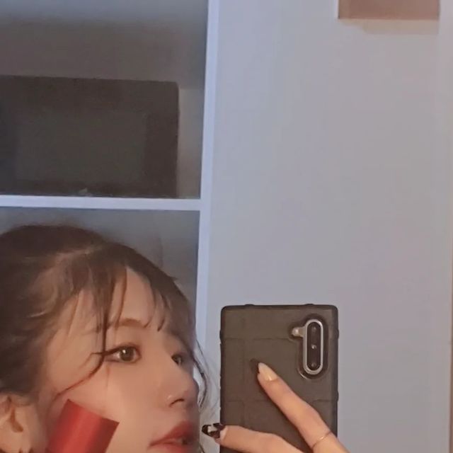 김희주 on Instagram: "#광고 🤏 [메디큐브] 레드 석시닉애씨드 흔적세럼

💁‍♀️메디큐브 레드 석시닉 애씨드 흔적세럼

☝🏻 흔적*, 색소침착 지우는 흔적세럼 
  필링세럼 사용 후 흔적세럼을 사용해서 여드름균부터 흔적, 
  자국, 색소침착까지 지울 수 있는 메디큐브 베스트 셀러 ! 

✌🏻 고함량 흔적 개선 성분, 석시닉애씨드, 살리실산 94,000ppm 
  메디큐브가 찾은 차세대 흔적 개선 성분, 석시닉 애씨드 함유!
 필링세럼 대비 2배 많아진 석시닉 애씨드 성분으로 더 순하게, 
  더 강력하게 만들어진 😎
 관리실에서 사용하는 석시닉 애씨드와 살리실산의 배합을 
  그대로  사용해 만든 고함량 흔적세럼으로 각질층 착색 17.6% 
  개선  멜라닌 색소량 4.3% 개선 효과가 확인되었으며, 
  꾸준히 사용할 수록 흔적이 옅어지는 것을 경험할 수 있습니다.

👌🏻 여드름성 피부 사용 적합 세럼
  여드름성 피부 사용 적합 테스트 완료! 여드름성 피부에도. 
  순하게 사용할 수 있어요😇 한번만 사용해도 피부결, 피지, 
  속보습을 개선해서, 매끄러운 피부를 만들어줍니다 ~
 손상된 피부 장벽과 일시적 붉은기를 개선하여, 예민한 피부도. 
  사용할 수 있다고 합니다 🤗

🖖🏻 스팟 이레이징 시스템을 적용하여 짙게 자리잡은 흔적은 지우고
  일시적 피부 붉은기를 즉각적으로 완화시켜줍니다 ❤

🖐🏻 제품 제공 받고 4일 ~5일 정도 사용해봤는데 예민한 피부인 
  편인데도 걱정 없이 잘 사용할 수 있었고 잘 맞았던 것 같아요
  사용하기 전 보다 붉은기도 많이 가라 앉았고 속보습도 잘 돼서
  건조했던 피부가 개선 되는 게 느껴져서 마음까지 촉촉해지네요
 🙃 끈적한 제품들이 많던데 메디큐브 흔적세럼은 끈적하다기 
  보단 쫀득해서 피부도 같이 쫀득해지는 느낌을 주는 것 같았어요
  사용하고 화장하니까 쫀득해져서 그런지 피부 커버할 때 잘 떠서
  소량으로 얇게만 했었는데 살짝 두껍게 커버해도 밀착 되는 것 
  같고 그래서 그런지 잘 안 뜨고 화장 잘 먹어서 넘 조아요🥺
 믿고 쓰는 메디큐브 🥺 

🤭 이런 분들에게 추천 드려요 

💁‍♀️ 피부 흔적, 색소 침착이 고민이신 분
💁‍♀️ 여드름성 피부가 고민이신 분
💁‍♀️ 매끄럽고 광이나는 피부를 원하시는 분
💁‍♀️ 거친 피부결을 부드럽게 만들고 싶으신 분

#광고 #협찬 #메디큐브 #medicube #ad #@medicube_korea
#메디큐브흔적세럼 #색소침착 #흔적엔석시닉 #메디큐브필링세럼
#석시닉애씨드흔적세럼 #붉은기진정 #흔적세럼"