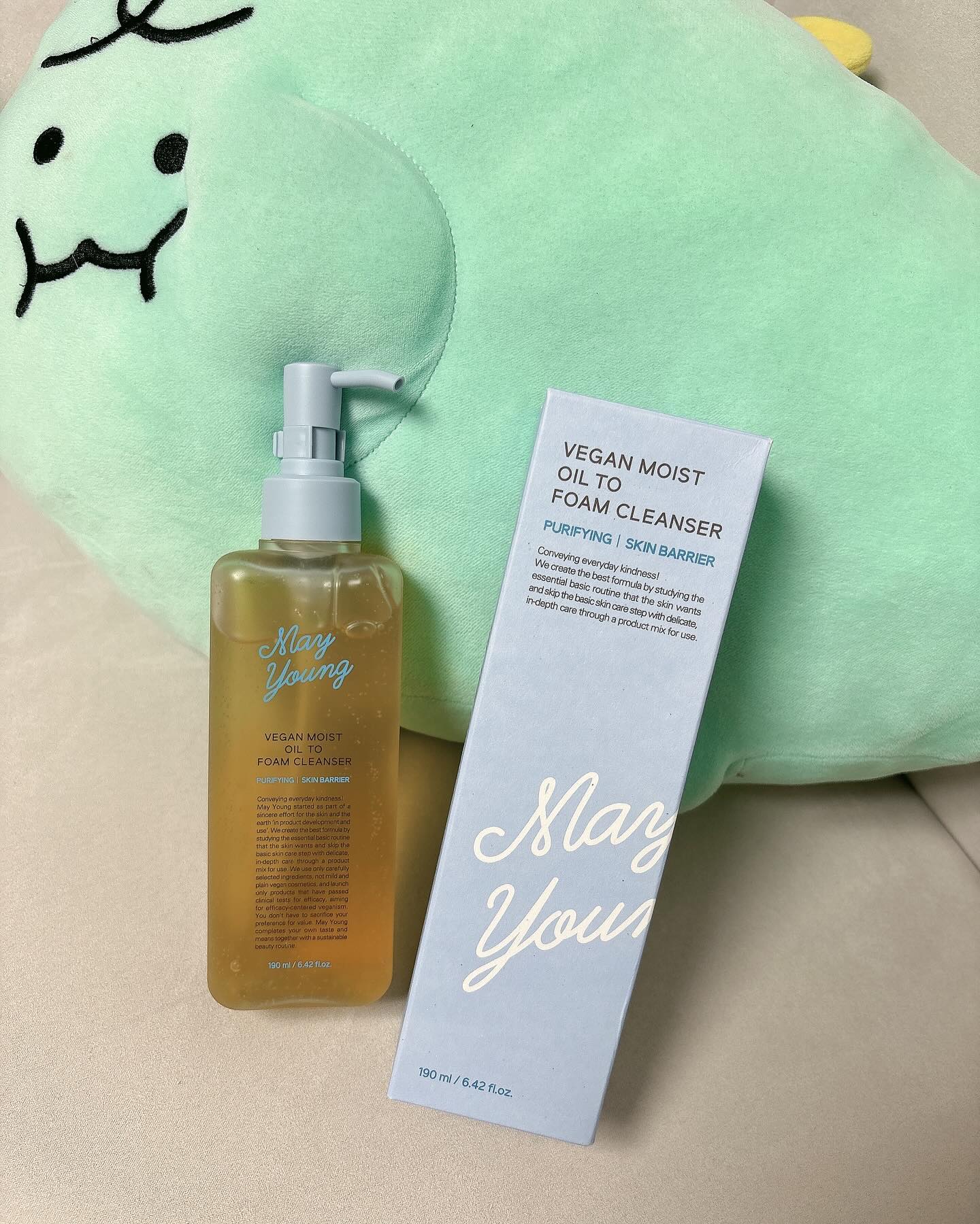 #협찬 mayyoung.kr wadiz_official 
.
비건 스킵케어(Vegan Skip-Care) 브랜드, ‘메이영’
: 지속 가능한 비건 제품을 통해 불필요한 케어 단계를 과감히 생략하는 스킵 뷰티 지향하고 피부에 꼭 필요한 기능을 가진 최소한의 제품으로 피부 컨디션을 최상으로 끌어올리는 데 집중하는 브랜드
.
메이영의 히든 아이템, ‘비건 모이스트 오일투폼 클렌저’
: 와디즈 펀딩률 3,300% 이상 달성 → 펀딩 오픈 당일 실시간 랭킹 등극
: 오일이 없지만 오일 제형을 유지해 부드러운 롤링감으로 피지와 블랙헤드를 비우고, 모공 구석구석 클렌징
: 세안 후 모공 속까지 미세해진 입자 사이즈로 깊숙이 수분 충전
: 번거로운 1차2차 세안을 한번으로 단축해버린 편리한 올인원제품
: 오일 클렌저의 장점을 그대로 가져와 세안 후 보습감도 빵빵한 하이브리드 제형
.
.
.

#협찬 #메이영 #비건모이스트 #오일투폼 #메이영오일투폼 #클렌징 #클렌징오일 #클렌징폼 #폼클렌징 #올인원클렌저 #저자극클렌저 #오일클렌징 #데일리클렌징 #클렌징오일추천 #클렌징추천 #클렌저추천 #폼클렌저추천 #신제품 #비건화장품 #비건클렌저 #skincare #vegan