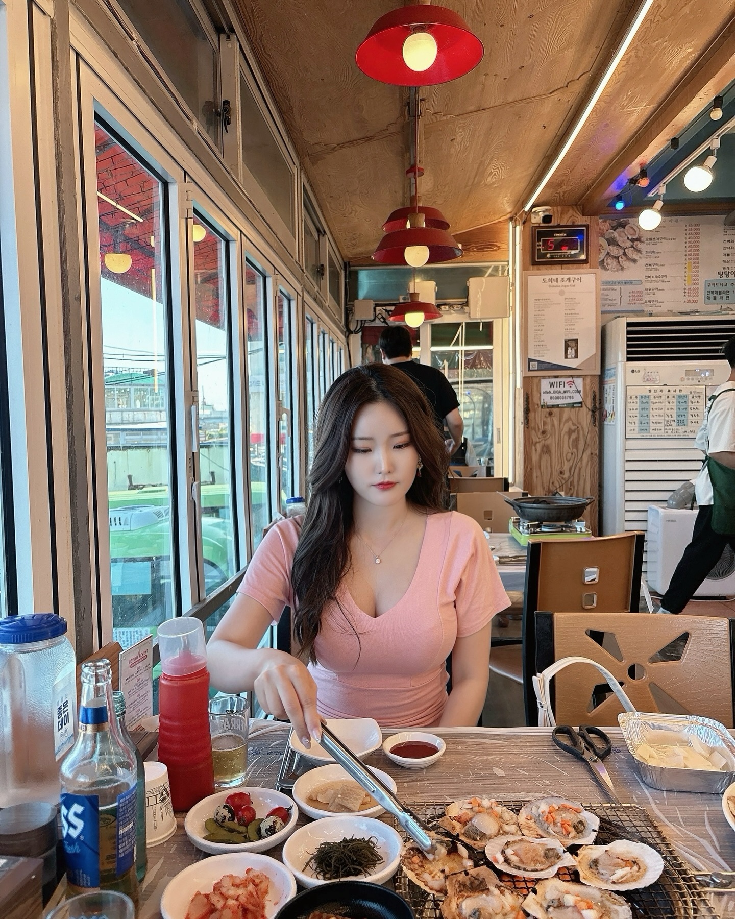 부산 청사포에 들리면 먹어야할 조개구이!😝
저는 #도희네조개구이 에서 먹고 왔어요💖

예쁜 청사포바다를 보면서
조개구이를 먹으니까 힐링 그 자체더라고요ㅎㅎㅎ
조개도 살아있는 전복도 신선하고 맛있었어요✨

해변열차타고 청사포에 내리면
해안도로를 따라 조개구이집들이 쭉 있어요!
오션뷰와 함께 신선한 조개구이 드시는 것 추천🙊

도희네는 뷰도 좋고 직원분들도 너무 친절하셔서
기분좋은 식사하고 좋은 추억 만들고 왔어요💙

이번주도 풀로 부산에 있어야 하는데
태풍온다고 해서 겁먹었는데 날씨가 좋은데요..?!

모든 지역이 별피해없이 조용히 지나갔으면🥹
코로나도 재유행이라는데 다들 몸조심하세요🫶🏻

#광고 #도희네 #청사포 #청사포맛집
#청사포조개구이 #부산여행 #부산보름살기