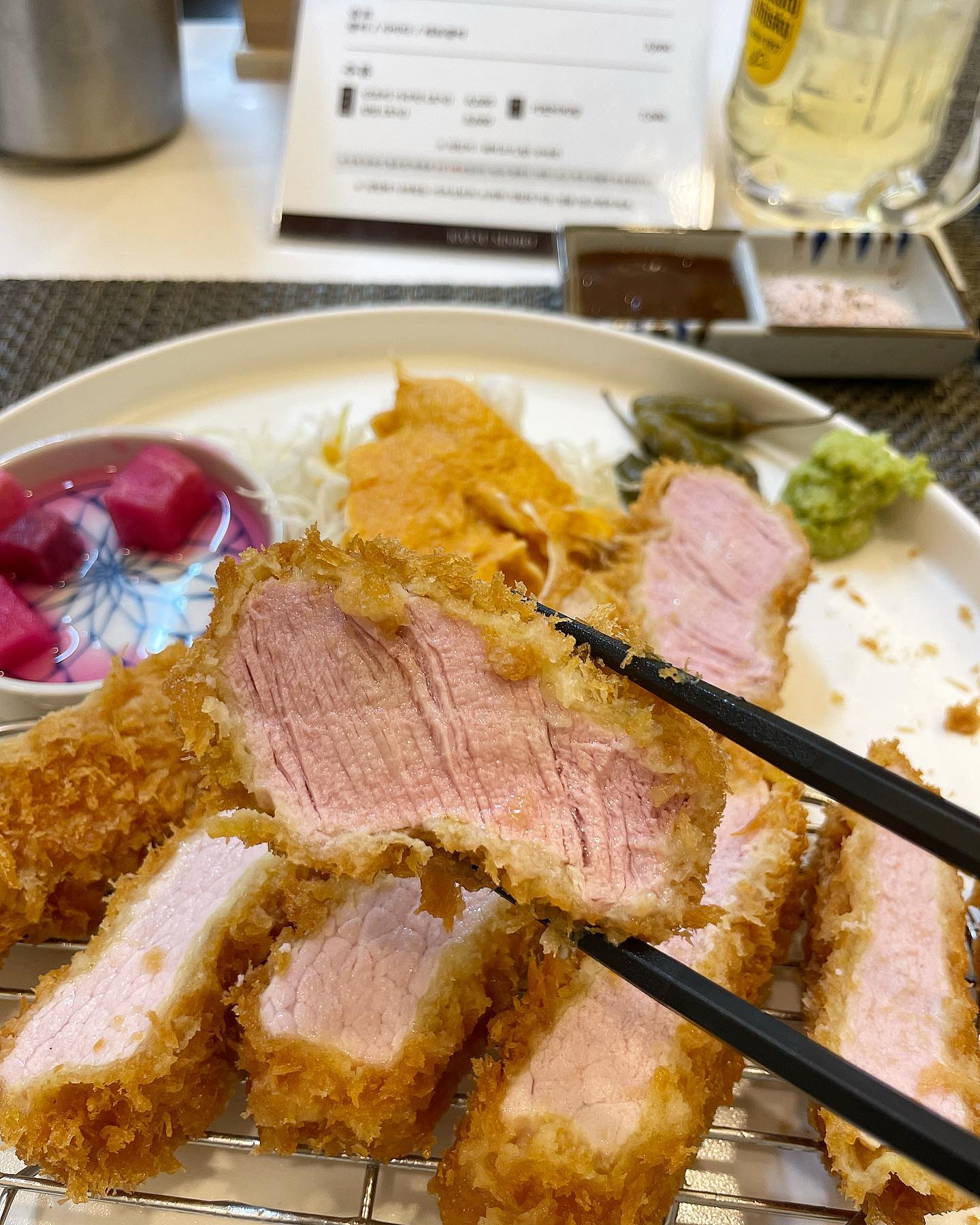 #협찬 [카츠신보] 
남편 회사 근처 카츠맛집❤️
새로생긴 곳이라 남편이랑 방문했는데매장도 너무예쁘고 주문한
로스(등심)카츠랑 & 히레(안심) 카츠가
너무 맛있다~~~~아❤️
고기가 커서 식감 예술 !!! 
그리고 한입만 먹어고 신서함이 느껴질정도록 고기가 맛있어요!
저희 부부는 재방문 예정입닷~👍

katsusinbo 
-서울 용산구 한강대로40길 9-8 1층
-11:00~ 21:00( 주말 12시 오픈) 
브레이크타임 15:00~ 1700

#신용산맛집 #용산맛집 #용리단길맛집 #용산역돈까스#용산역맛집 
#신용산역맛집#신용산역돈카츠#카츠맛집 #등심카츠 #안심카츠 #데이트맛집