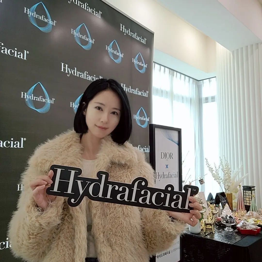 #협찬 

날씨가 추워지니 건조하고 각질도 심해지는데다 메이크업이 다 들떠서 #하이드라페이셜 받구 왔는데욤~
글로벌 럭셔리 브랜드 ‘디올 뷰티’와 넷플릭스 인기 드라마 <에밀리 파리에 가다>여주인공 릴리 콜린스가 선택한 ‘여배우관리’ 로 받아보면 촉촉하고 모공까지 깨끗해지니  메이크업이 달라 보이는 느낌이드라구요

 “프리미엄 토탈 스킨 케어”로써 각질제거부터 모공케어, 영양보습, 잔주름 ,피부톤관리 마지막으로 피부진정까지 한번만 받아도  모든 스킨케어가 가능해서
피부관리부터 제대로 해주니 피부가 빛나고 환해지는거  같아요♡

hydrafacial_kr

#피부관리중 #프리미엄토탈스킨케어 #여배우관리#물광피부#피부톤업관리 #VVIP관리 #디올 #명품물광 #일회용팁 #각질제거 #모공관리 #노페물제거 #영양보습 #잔주름피부톤관리 #피부진정