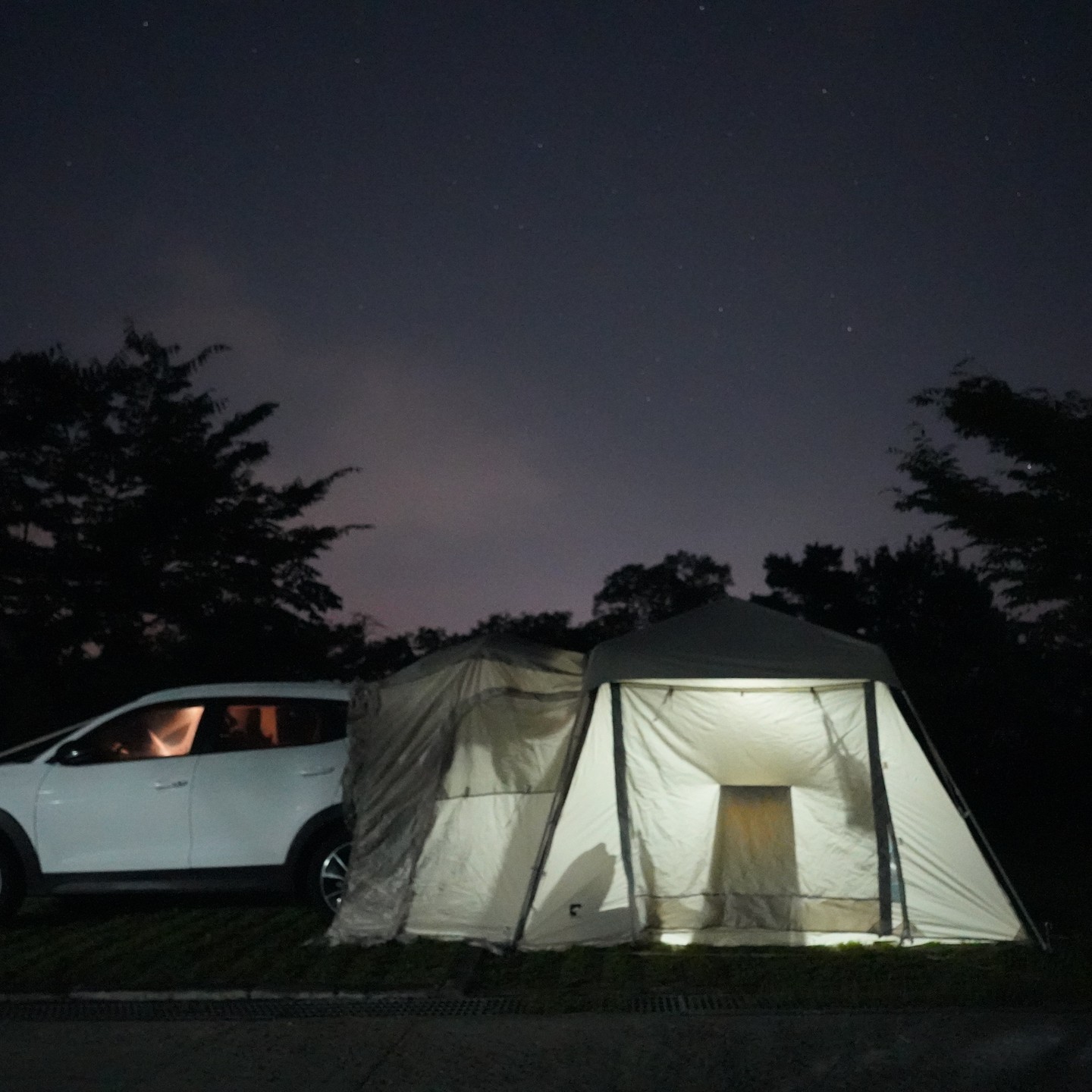 경기도 가평 국립 유명산자연휴양림에서 첫 차박하고 왔습니다 :)

유명산자연휴양림에는 1, 2, 3구역 야영장이 있는데, 이중 3구역 야영장이 차박이 가능한 오토캠핑장으로 운영되고 있어요.

큰 캠핑카도 입실 가능한 넓은 사이트 크기(10*6m)라 캠핑카가 있다면 더욱 방문을 추천합니다.

숲속 느낌과 시원한 산세 뷰가 좋고, 유동인구가 적어서 여유롭게 잘 쉬다 왔습니다 :)

앗, 단점이 있다면 화장실이 초큼 멀어요 _-_