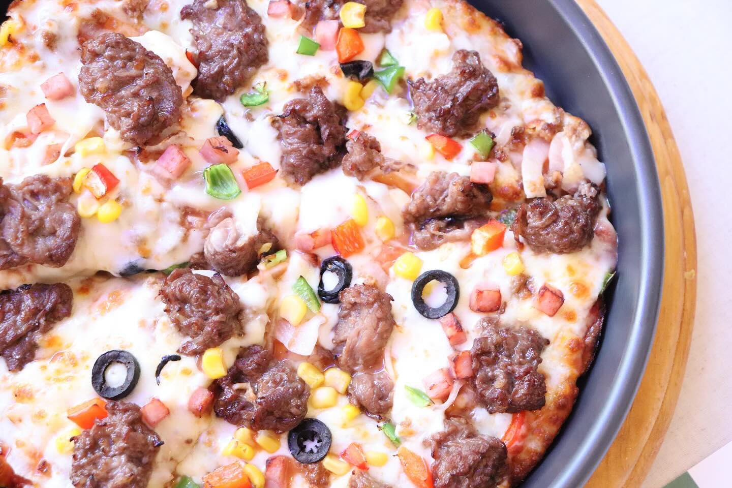 #불고기피자 우리 딸 입 맛에 아주 딱 맞았어요!
쭉쭉 늘어나는 치즈에 담백하고 부드러운 피자 맛!!
사이드 메뉴 구성도 너무 좋고, 부담스럽지 않은
담백한 피자 맛에 우리 아이들에게 안성맞춤!!

이태리 원조 피자의 그 맛을 느낄 수 있었던 
#봉덕동이태리피자 시지점 !! 
아이들과 함께 다녀오시길 강추해요!!

#이태리피자 #봉덕동이태리피자시지점
#시지맛집 #시지피자 #피자배달 #신매동피자
#사월피자 #피자투어 #사월배달맛집