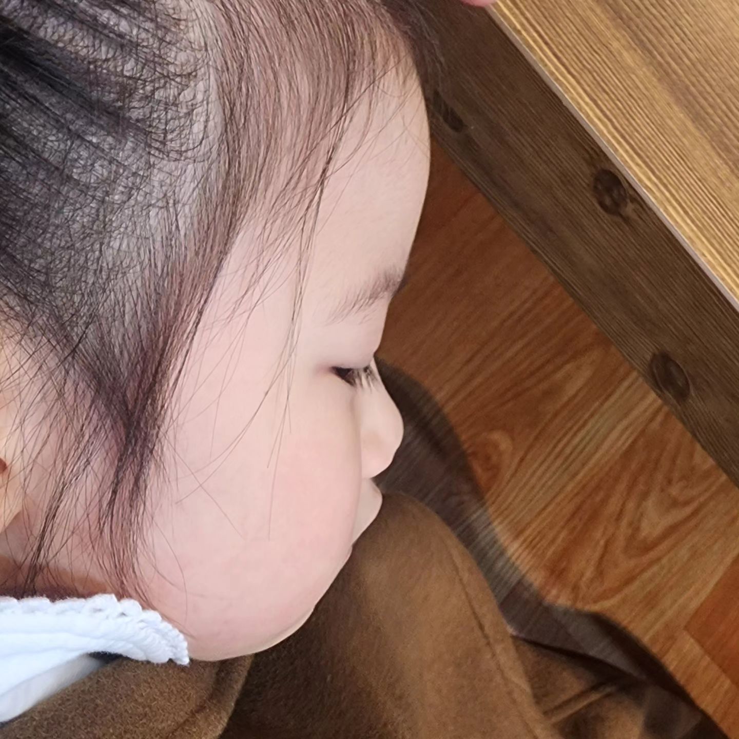 오늘 아기다리고기다리던 우리하나 재롱잔치!!! 아주 격정적이게 춤추고 앵콜도하고 총 3번 춤춘 우리꼬맹이❤️ 밥도 잘 못챙겨먹고 가서 그런가..?

7시넘어 끝났는데
음식점 가자마자 저래 힘들다 드리눕...는

다행히 사람이 많이 없어서 망정이지
만석이였움 생각도 못햇죠.. 

근데
하나가
배고프다고 고기 굽기도전에
밥 반공기를 먹더니...

그걸 먹고는 또 된찌에 비벼서 반공기를 더먹고

아빠밥도 뺏어서 양돼갈에 야무지게 먹고
왔지요🤣

하나를 찍긴 했능데 제가 전체샷으로 찍어서요...
확대를 하니 겁나 깨지네요?🤣🤣🤣

이거 방안을 좀 찾아야 할듯요

우리남편 정말 치명적이게 하나가 귀여웠다하네요🤣❤️

#육아맘소통좋반