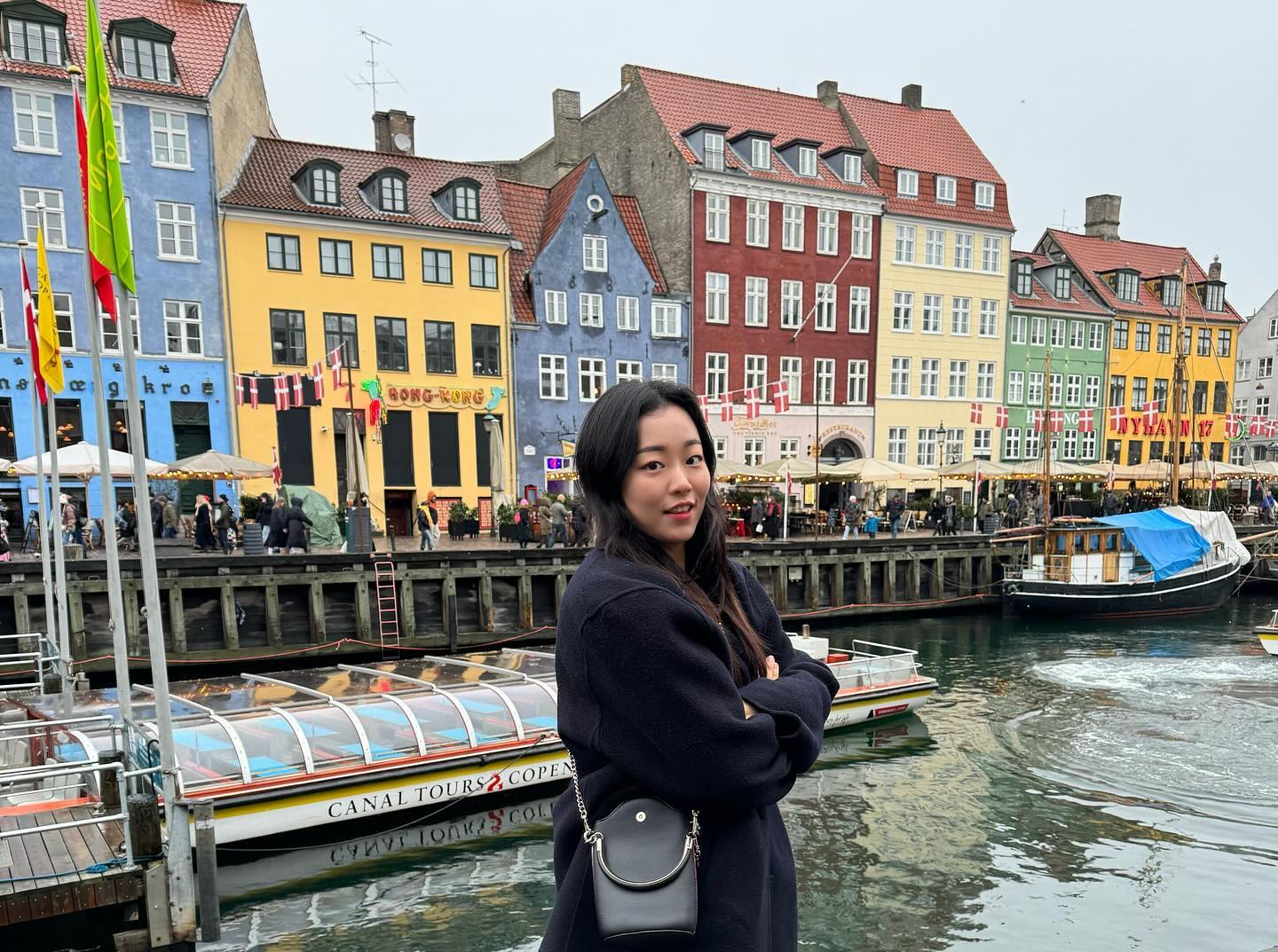 엄마랑 단둘이 여행 5일차 🇩🇰🩵
꽝꽝 얼어버린 몸도 엄마 손 잡고 스르륵 녹네용🤍 현실은 하루에 한번씩 싸우고..😡ㅋㅋㅋㅋ 그래도 오늘은 안싸웠네요?ㅎ..ㅎ 함께할 수 있음에 감사하며🫶 #luvmom 

#엄마랑딸 #엄마랑여행 #유럽여행 

#현실#동유럽#덴마크#동유럽여행#덴마크여행#copenhagen#travel#copenhagen🇩🇰#copenhagentravel#korean#denmark#denmark🇩🇰#denmarktravel#denmarkstreet