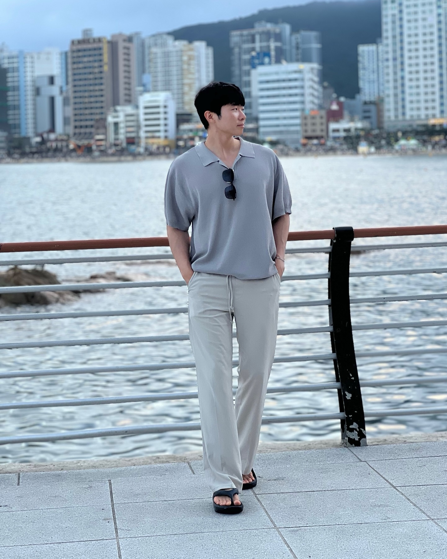 시원하고 편했던 부산 여행 ✈️ with bymono__ 
반팔 예쁘지? 오늘도 입고 출근한 빈팔 🤍🩶🤍

댄디하면서도 캐쥬얼하게 소화 가능한 반팔 니트 반팔 🩶
이름만 들어도 더울 것 같죠? 놉! 통풍 장난없음👍🏻
부산 바다 바람 솔솔 다 들어오는 니트 반팔💨
세탁도 편해서 관리하기 좋아요💕
색감도 고급스러워서 매우 만족‼️

#바이모노 #남자반팔니트 #남자여름반팔니트 #남자반팔니트추천 #남자반팔니트 #남자옷 #ootd #dailylook