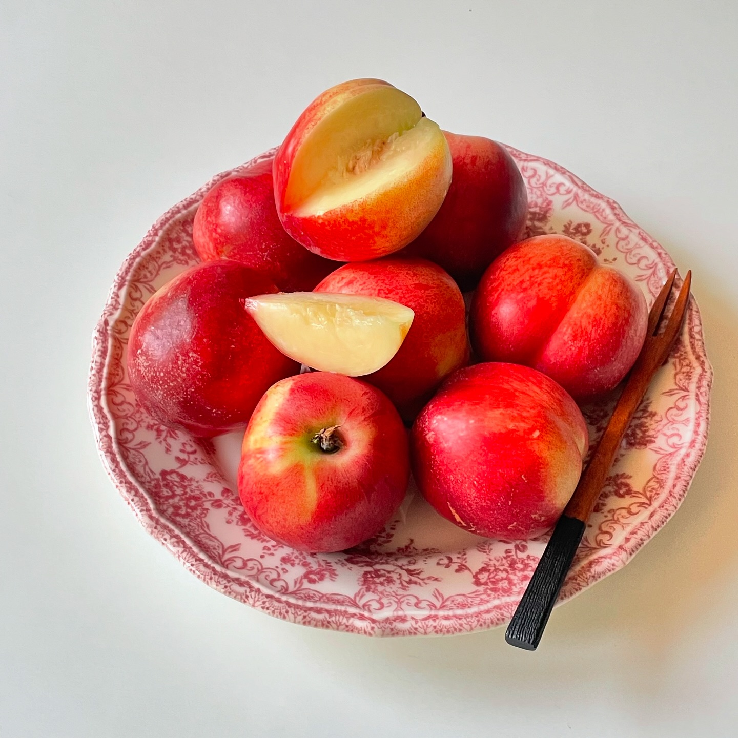 🌞더네이처파머스 신비복숭아
.
thenaturefarmers 
.
딱 요맘때만 먹을 수 있는 여름의 맛 신비복숭아🍑💞 물복딱복 온갖 복숭아는 다 좋아하는데 요 신비복숭아 정말 과즙뿜뿜 달고 맛있어요 진짜 새콤달콤한 맛🥰
.
.
.
.
.
#먹스타홍홍 #신비복숭아 #더네이처파머스