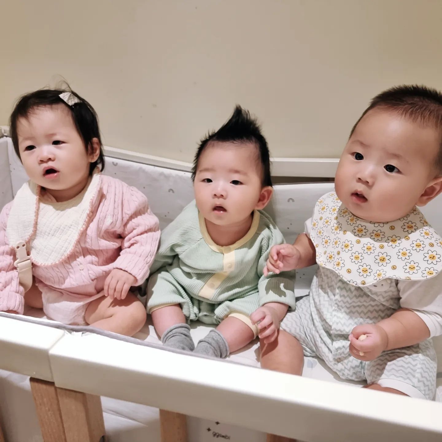 드디어 아가들과 만났다!! 약 20년된 친구들과 오랜만에 수다🥰
달라진거라고는 아기들이 생겼다는거😊

#11개월된누나 #5개월된친구 #6개월된병찬이 #동생같은누나 #자주보자 #엄마들과아빠는동네친구