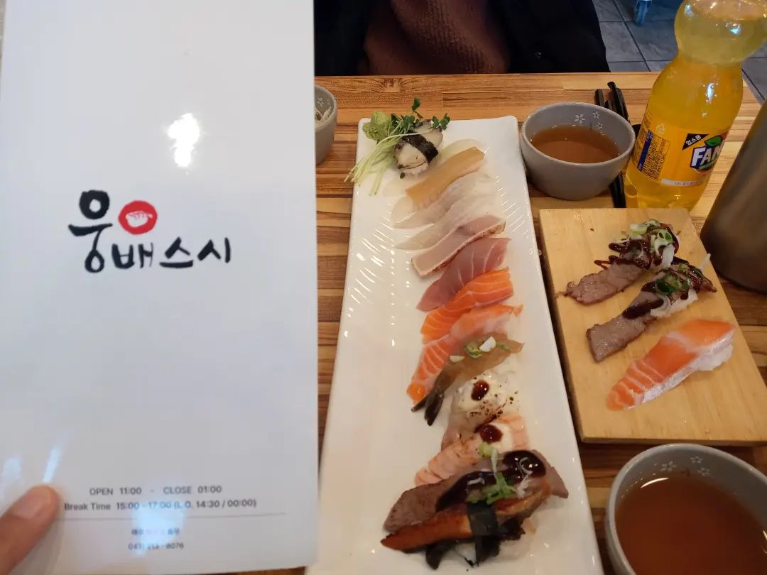 #협찬 율량동 스시 맛집 

진짜 스시는 신선도도 중요하고 맛도 중요한대 

2가지를 다 가춘 맛집인것 같아요 평일에 갔는데도 손님도 많고 배달 주문도 많이 들어는 초밥 맛집 

구성도 너무 좋고 가성비도 너무너무 좋더라구요

완전 JMT 스시 좋아하는 분들은 강추 

#율량동맛집 #주성동맛집 #율량동초밥맛집 #스시맛집 #먹스타 #먹기꾼 #웅배스시