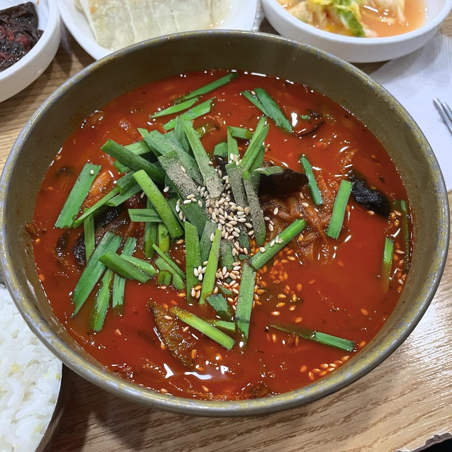 [45번째 식탁] 동화가든 본점
: 강릉 얼튼한 불맛 짬뽕순두부 유명 맛집

강릉에 위치한 #동화가든 에 다녀왔습니다 🥘🥘

=menu=
원조 짬순 13,000원 
모두부 반모 6,000원
========

강릉 맛집하면 순위권 안에 드는 동화가든 짬뽕순두부를 먹으러 갔다 왔습니다‼️

저희는 짬뽕순두부 두개랑 모두부 반모를 시켰으며

모두부 반모는 둘이 사이드로 먹기에 딱 좋었으며 간장을 찍지 않아도 고소한 맛이 너무 맛있더라구요👍👍

짬뽕 순두부는 불향 가득에 얼큰하니 해장이 떠오르는 맛으로 왜 유명한지 알 것 같았어요🤤🤤

맵찔이인 저한테는 조금 매웠으나 맛있게 매운맛이라 괜찮았습니다‼️

참고로 가기전에 알아보니 웨이팅이 길다 하여 테이블링 어플로 원격 줄서기를 하였는데요

도착하기 40분 전에 89팀이 있는 상태에서 웨이팅을 거니 도착해서 한 15분정도 기다렸다가 들어갈 수 있었습니다

인기와 유명세가 있는 만큼 사람이 되게 많더라구요 주차자리는 넉넉하니 괜찮았어요

원격 웨이팅을 걸면서 메뉴도 함께 시키는 시스템인 점 또한 참고 부탁드립니다‼️

강릉 여행 가신다면 여기 한번 가보시는거 어떠세요⁉️

별점 8/10
=================================
🚘 강원 강릉시 초당순두부길77번길 15 동화가든
⏰ 월,화,목,금,토,일 07:00 - 19:00
16:00 - 17:00 브레이크타임
18:55 라스트오더 (수요일 정기 휴무)

#맛있다그램#오늘뭐먹지#강릉맛집#강릉여행#맛집#강릉#순두부#짬뽕순두부#여행일기#맛집탐방#데이트코스#연애일기#데이트#데이트맛집#yummy#foodpics#foodporn #맛집추천#맛집스타그램#먹스타그램#먹스타#먹스타맞팔#맛집탐방#맛집투어#맛집#먹팔#먹맞팔#먹팔환영#먹팔해요