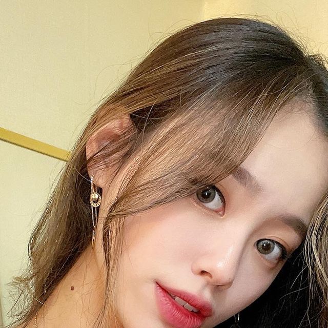 Ashley(운동소통,운동맞팔) on Instagram: "여러분 이거봐요 대박사건,,!!!
프로틴이 구슬이에요! 헐 너무 신기해 .. 저만 처음봐요?🤭
마지막영상엔 잔뜩 신난 저의 목소리가 나옴니댜 ,, ㅋ_ㅋ.

고냥 입에 2포 털어버리면 단백질 20그람 끝 (?)
이거모야 이리 간단한거야,,? 
쉐이커 무진장 흔들고 설거지할 필요도 없다니...
완전 신기하죠 😳😳😳

Bit.ly/liftaofficial

#아침오운완 #운동소통 #운동맞팔 #구슬프로틴 #단백질 #운동 #다이어트식단"