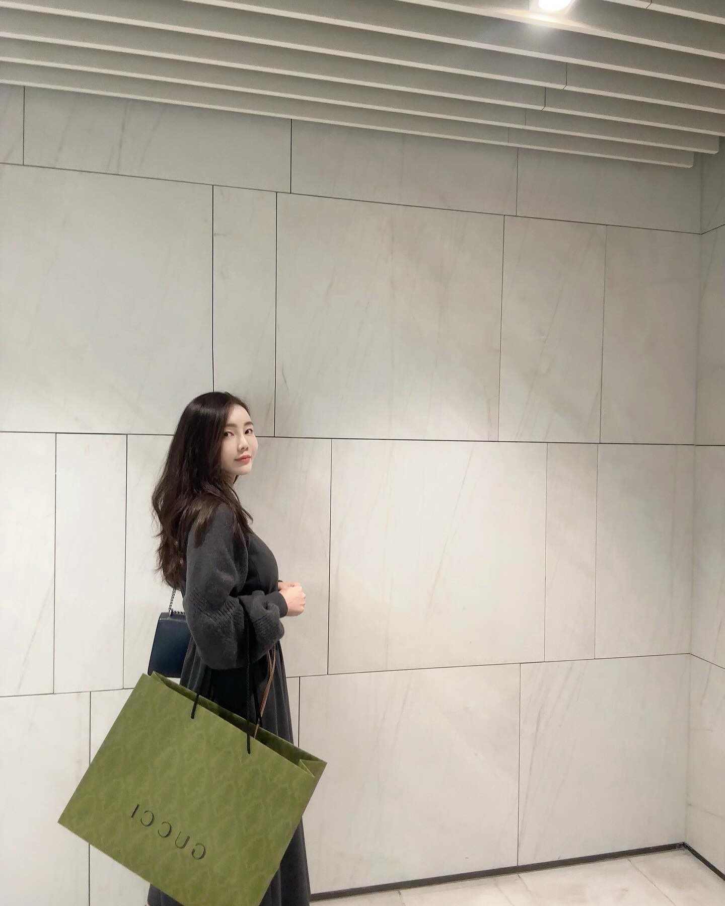 사룽하는 남푠님하고 알찬 데뚜데뚜!

어머임 모시고 망원시장 고고씽!!
맛난거 사주시고 과일도 한아름 사주시고…
사랑 듬뿍 받는 미니❤️

감사합니당~🙏🏻

더현대 갔다가…
투표하고…커피숍에서 일잔하고…
(인증전에 커피숍서 물티슈로 손딱다가 인증사진 폭망😝)

저녁은 미니가 좋아하는 갈매기꼬기와 묵을 먹을까? 
하고 행복한 고민중~🥰

오늘 하루 바쁘고 알차게 데뚜~ 힐링 제대루 했찌용😘
남푠님아 사룽해용~💕💕💕💕💕💕
.
.
#데이트 #부부스타그램 #맛스타그램 #오늘뭐먹지 #actor #model #연기 #모델 #배우 #먹스타스램 #럽스타그램 #더현대 #망원시장 #마포 #투표