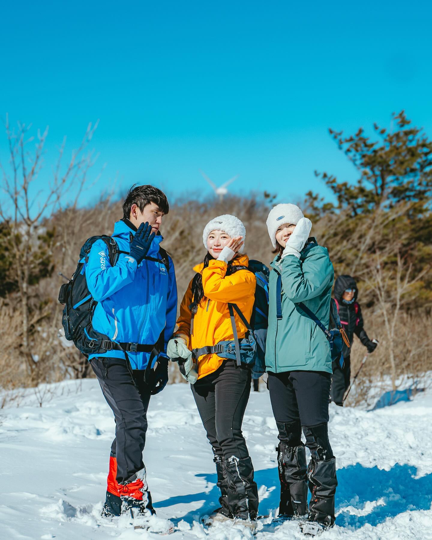 .
히히 같이 등산갈 때 가장 신나는 인천/강원도 두 친구와
함께 등산가서 넘나 기분좋았던 날😻💕

눈밭에 빠지고, 똥바람에 휘청이고,
예상시간보다 1시간반이 늦어져서 시간이 촉박해져도
달려내려오며 즐거워할 수 있는 사람들ㅋㅋㅋ
정말 좋아😻💕👍

좋은 에너지, 긍정적인 사고를 가진 사람들과 함께하면
같은 상황이라도 체감하는 감정의 결이 달라진다
그리고 우리 셋은 그런 사람들이지😉💜
다음에 또 둘 다 데리고 등산가야지🏔️!!!!

📸: new_jaehong 
백년만에 우연히 선자령에서 만나 급 사진찍어준!!
크으 색감 넘 예쁘다👍