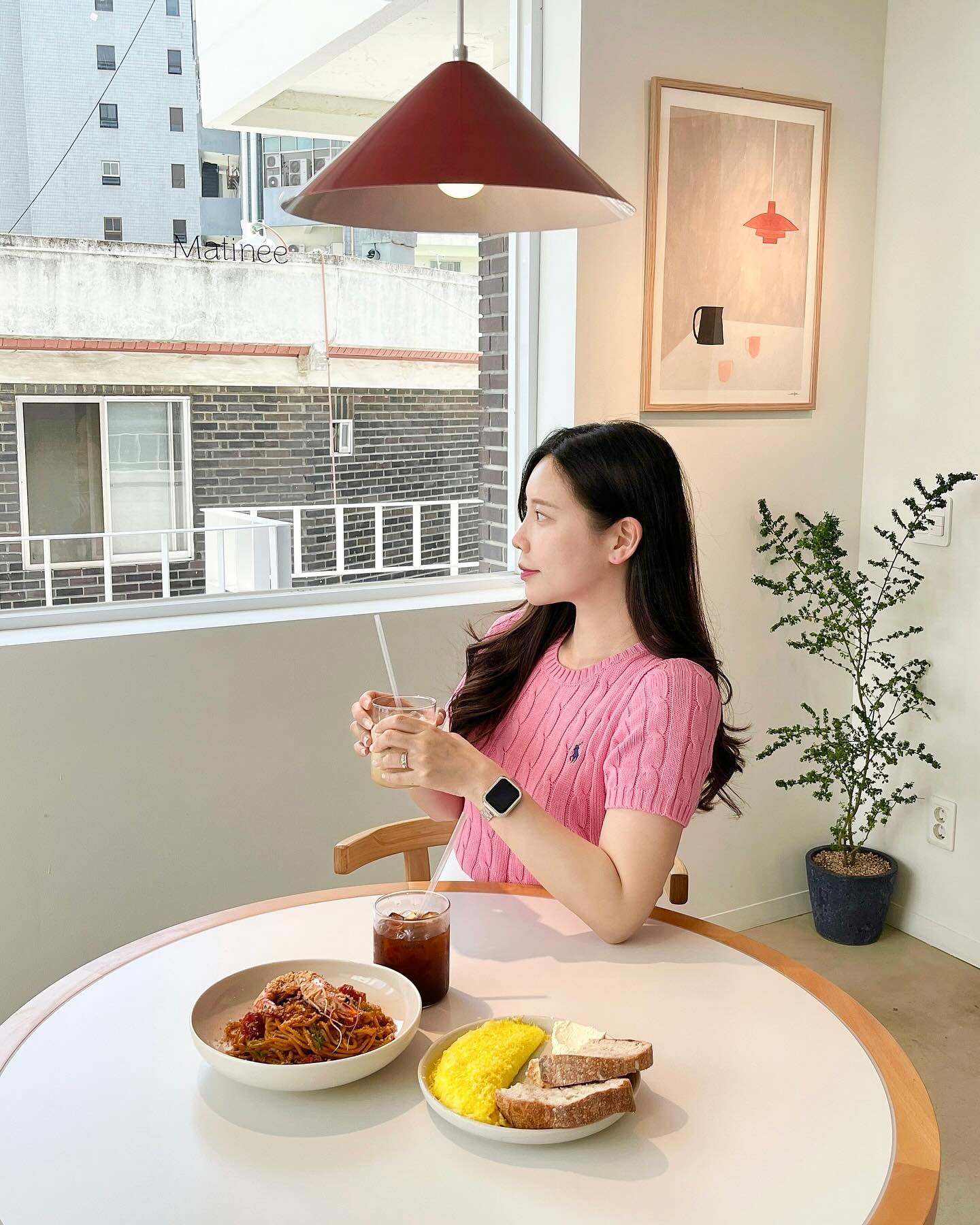 동대구역 근처 신상 브런치카페 마티네 🍛
깔끔한 내부에 통창으로 들어오는 햇살까지 완벽하구
좌석마다 햇살도 잘 들어오고 사진맛집•••🤍🤍
⠀
브런치 맛도 괜찮았구, 담엔 샌드위치 먹어볼려구용
무튼 날씨 좋은날 브런치 즐기기 너무 좋은 곳!
⠀
⠀
📍 마티네 cafematinee_
⤷ 대구 동구 동부로 156 1층 (아눅과 아주 가까움)
⤷ 화~일 11:00 - 20:00 (매주 월요일 후무)
⤷ 단체이용가능, 반려동물 동반, 야외 테이블