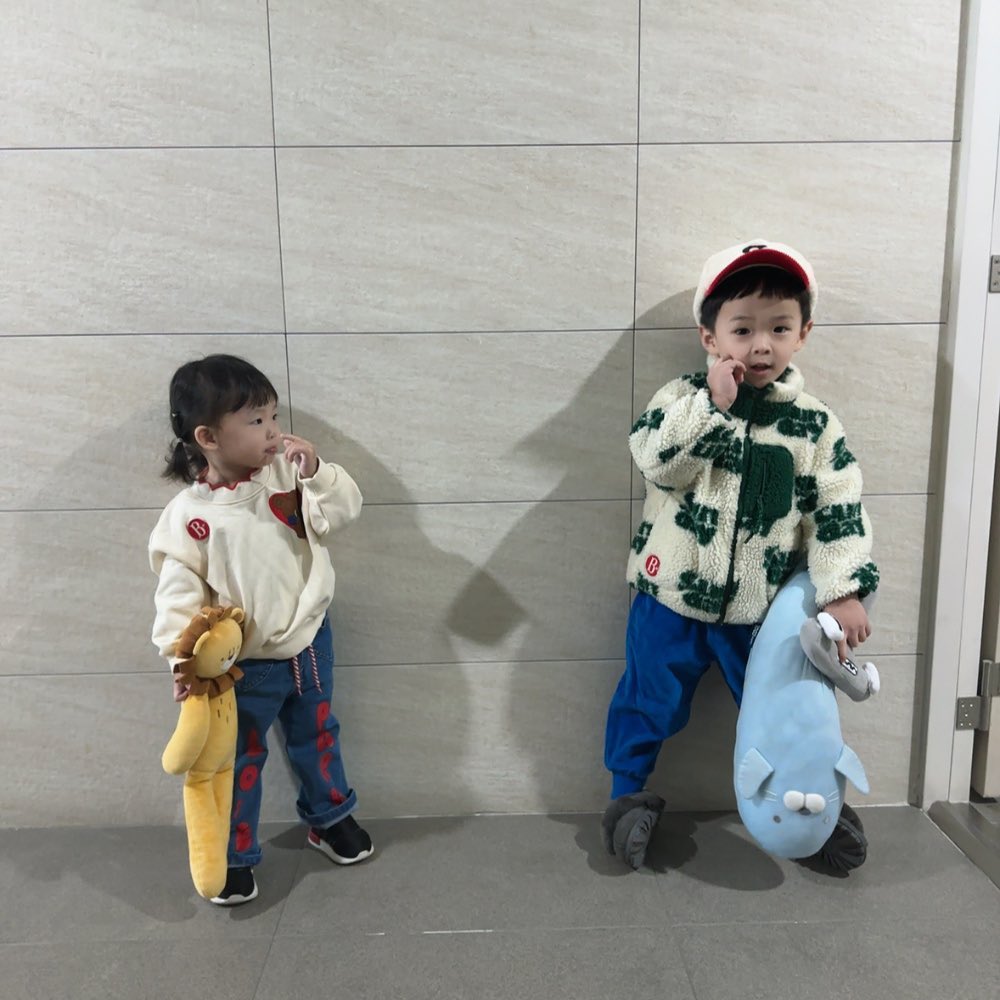 #정신없는하루😵 를 보내고 뒤늦은 육퇴 후 
이제서야 올리는 등원 사진 🤣🤣🤣🤣🤣❤️

제발 좀 일찍 자고 일찍 일어나자..