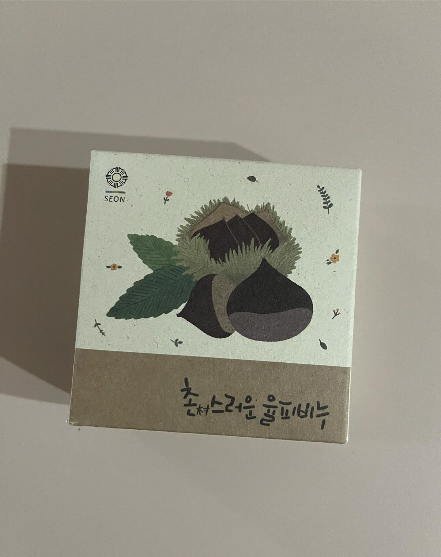 #2023생활재체험홍보단
#경기남부두레생협 #친환경 #먹거리
#촌스러운율피비누 

모공축소와 미백 각질제거에 좋다는 율피를 
넣어서 비누로 만든 “촌스러운 율피비누” 
거품이 정말 쫀쫀하고 헹굼과정에서 약간의
당김이 있으나 헹궈내고 나서도 땡김이 없는 비누
화장안하는날 데일리용 세안비누로 딱!
비누라서 폼클렌징처럼 풍성하고 쫀쫀하지 않을까
걱정했는데 손으로 충분히 거품 낼 수 있고
무엇보다 플라스틱 쓰레기가 나오지않아서 더 좋다
앞으로 나의 피부를 부탁해☺️