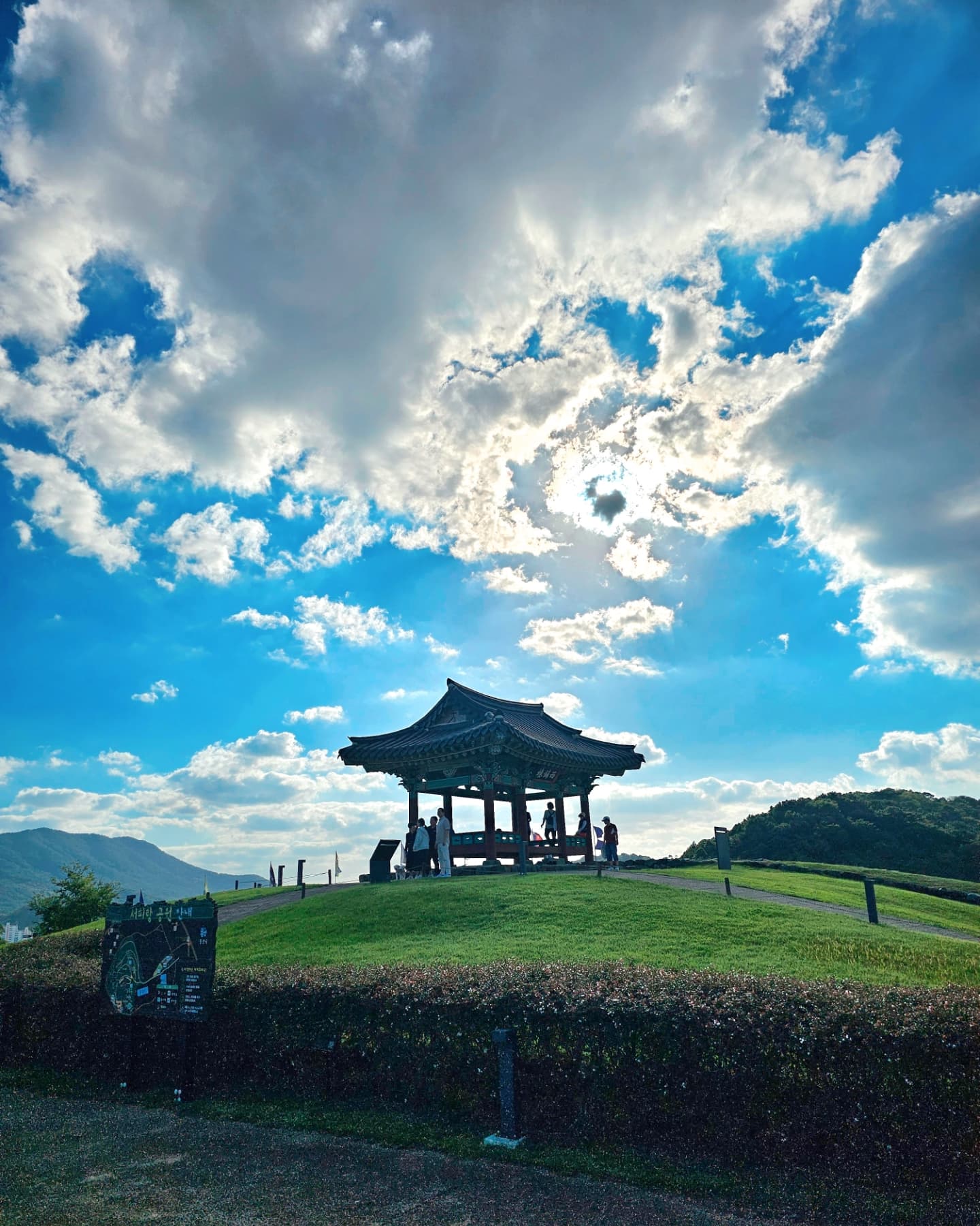 오늘 날씨 ☀️ 맑음 .
파란 하늘, 예쁜 구름 ☁️, 시원한 공기 🍃
산책하기 좋은 날 🚶‍♀️
통영 뷰맛집 서피랑 공원 🌳🌊

#통영서피랑공원 #통영여행 #통영가볼만한곳 #통영뷰맛집 #서피랑공원 #tongyeong